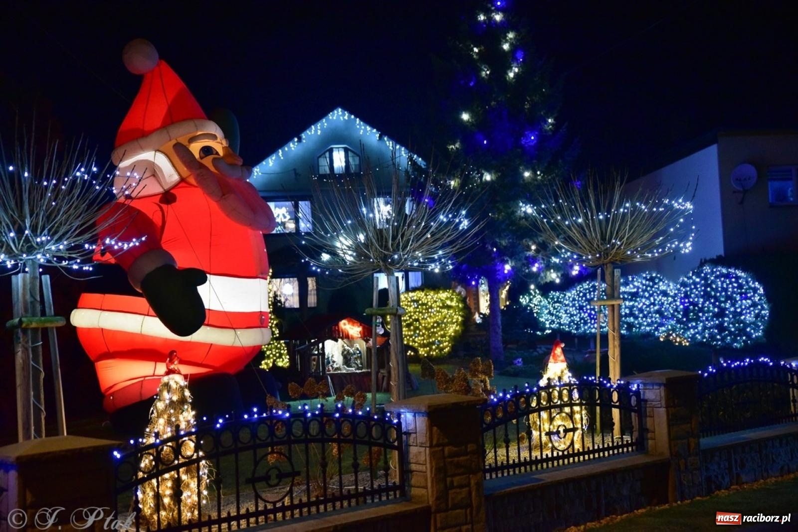 Zdjęcie w galerii na portalu naszraciborz.pl: Śląskie Griswoldowo, czyli Nowa Wioska zaprasza do świątecznego świata iluminacji wiadomości z regionu
