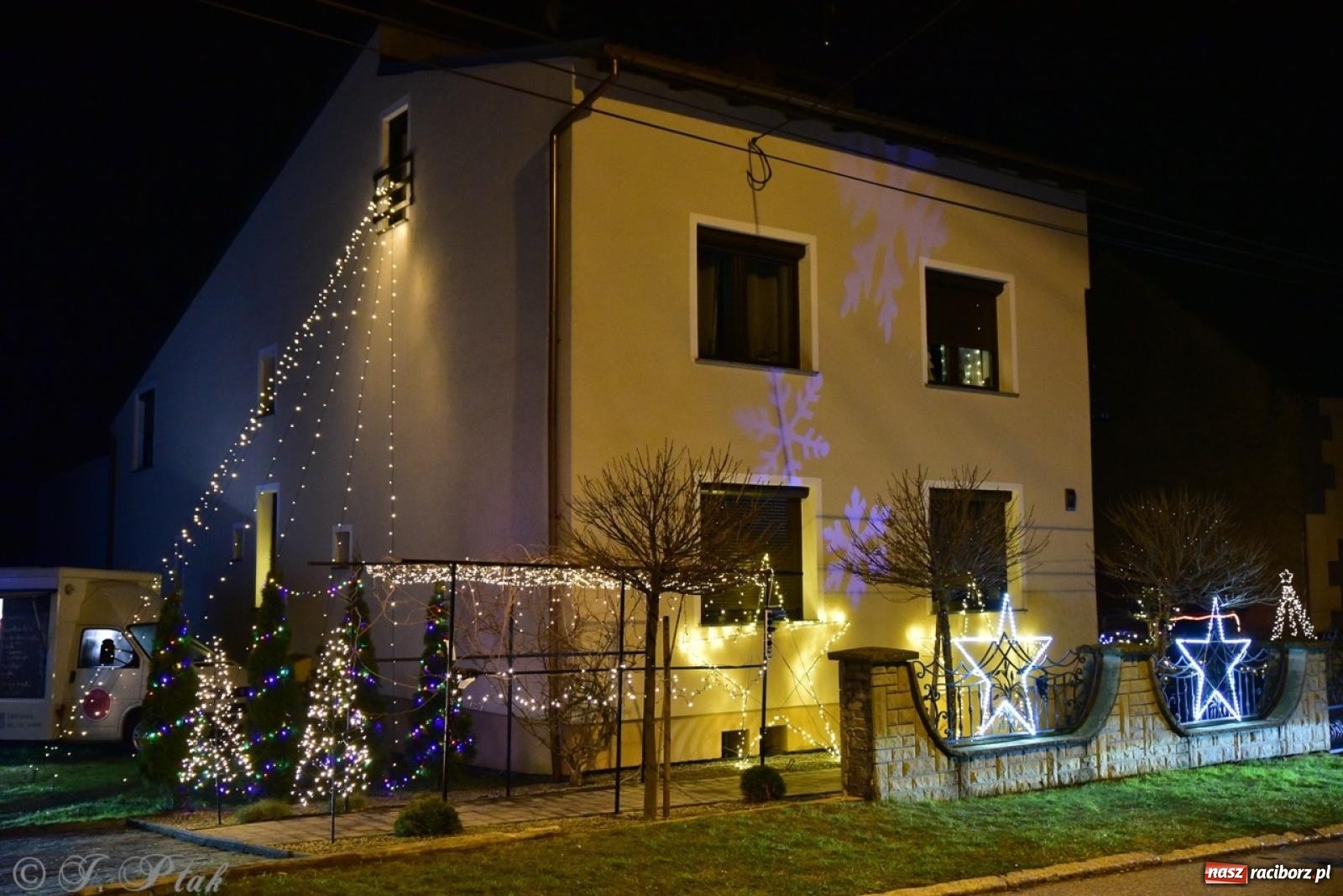 Zdjęcie w galerii na portalu naszraciborz.pl: Śląskie Griswoldowo, czyli Nowa Wioska zaprasza do świątecznego świata iluminacji wiadomości z regionu