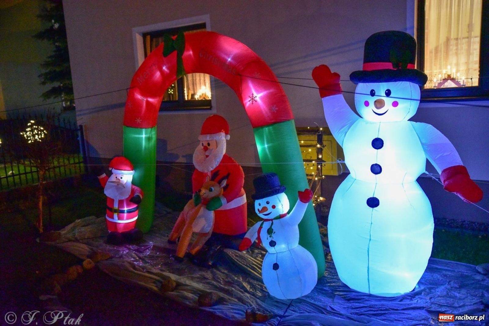 Zdjęcie w galerii na portalu naszraciborz.pl: Śląskie Griswoldowo, czyli Nowa Wioska zaprasza do świątecznego świata iluminacji wiadomości z regionu