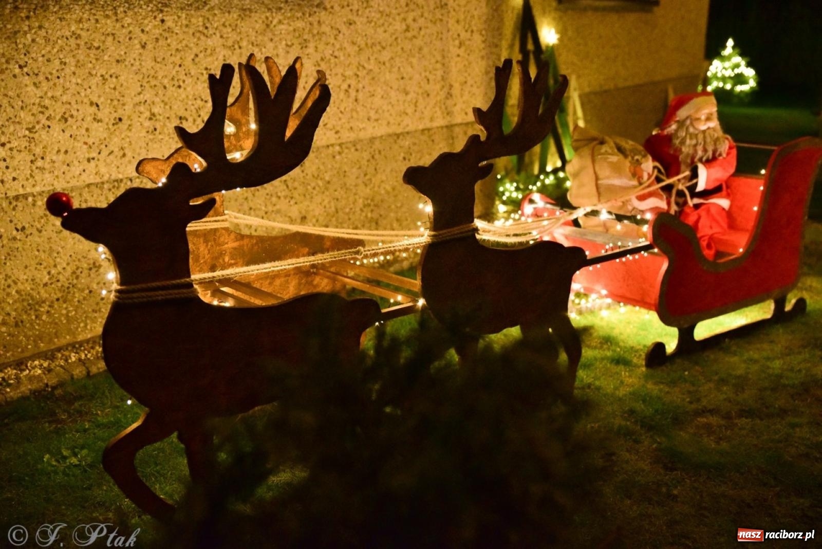 Zdjęcie w galerii na portalu naszraciborz.pl: Śląskie Griswoldowo, czyli Nowa Wioska zaprasza do świątecznego świata iluminacji wiadomości z regionu