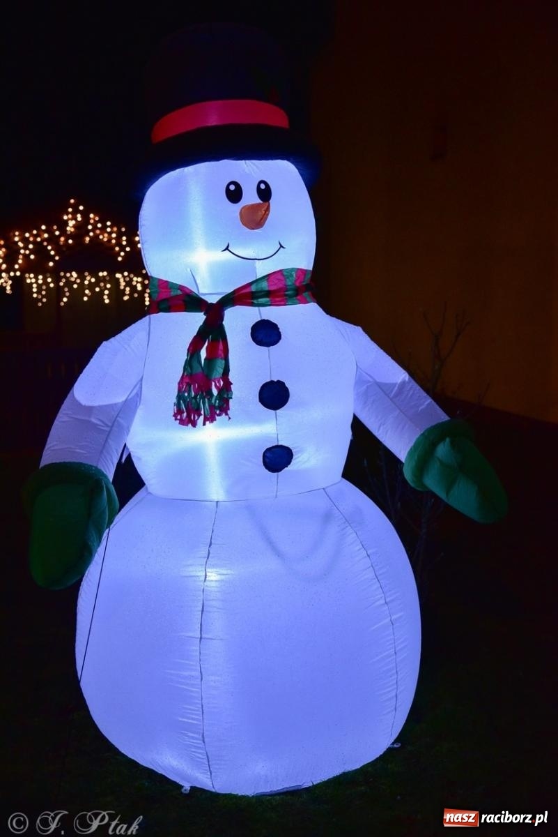 Zdjęcie w galerii na portalu naszraciborz.pl: Śląskie Griswoldowo, czyli Nowa Wioska zaprasza do świątecznego świata iluminacji wiadomości z regionu