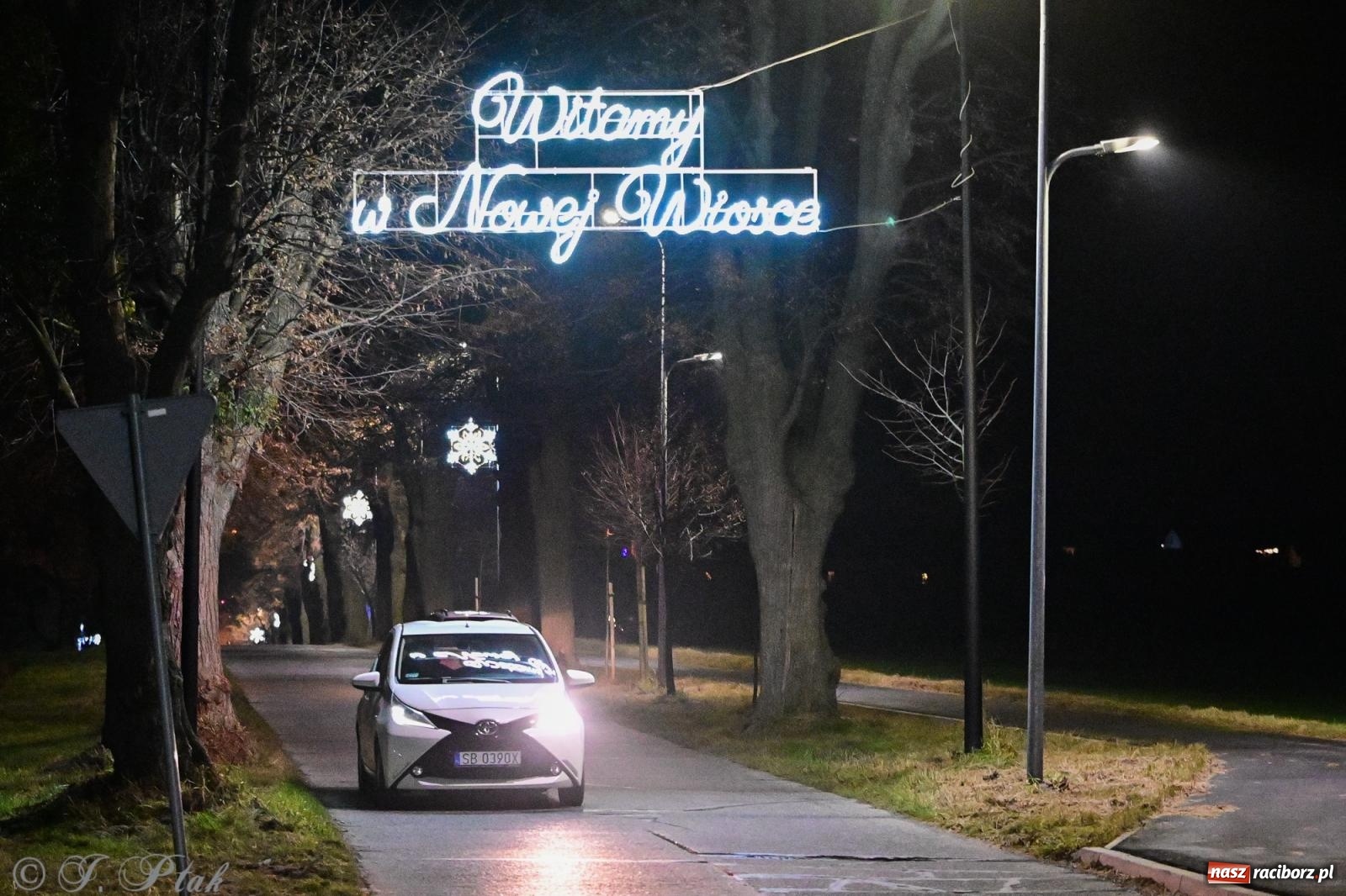 Zdjęcie w galerii na portalu naszraciborz.pl: Śląskie Griswoldowo, czyli Nowa Wioska zaprasza do świątecznego świata iluminacji wiadomości z regionu