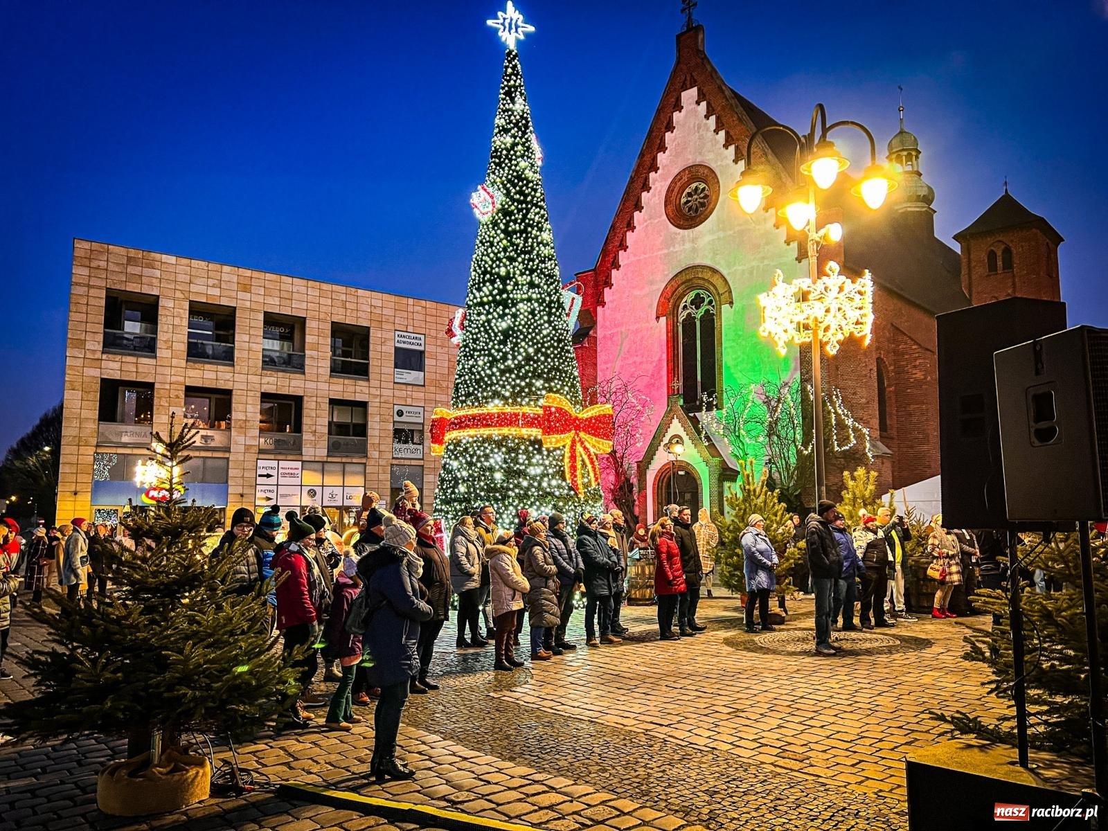 Zdjęcie w galerii na portalu naszraciborz.pl: Wspólne kolędowanie na raciborskim rynku wiadomości z regionu