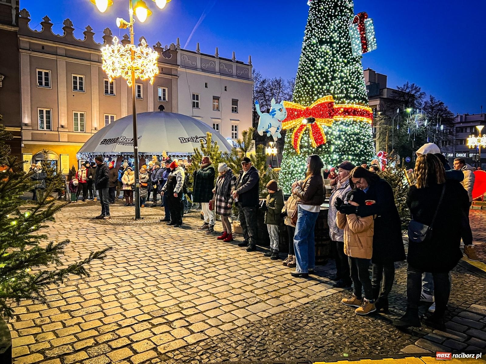 Zdjęcie w galerii na portalu naszraciborz.pl: Wspólne kolędowanie na raciborskim rynku wiadomości z regionu