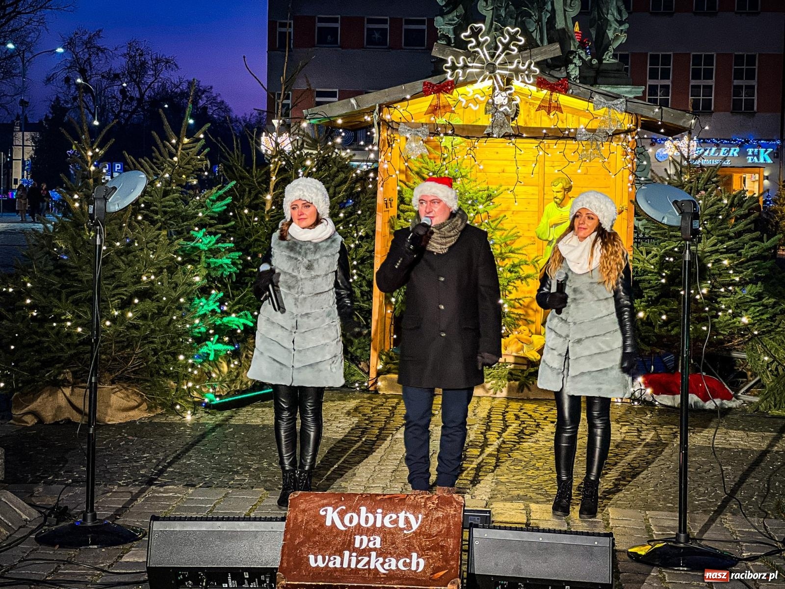 Zdjęcie w galerii na portalu naszraciborz.pl: Wspólne kolędowanie na raciborskim rynku wiadomości z regionu