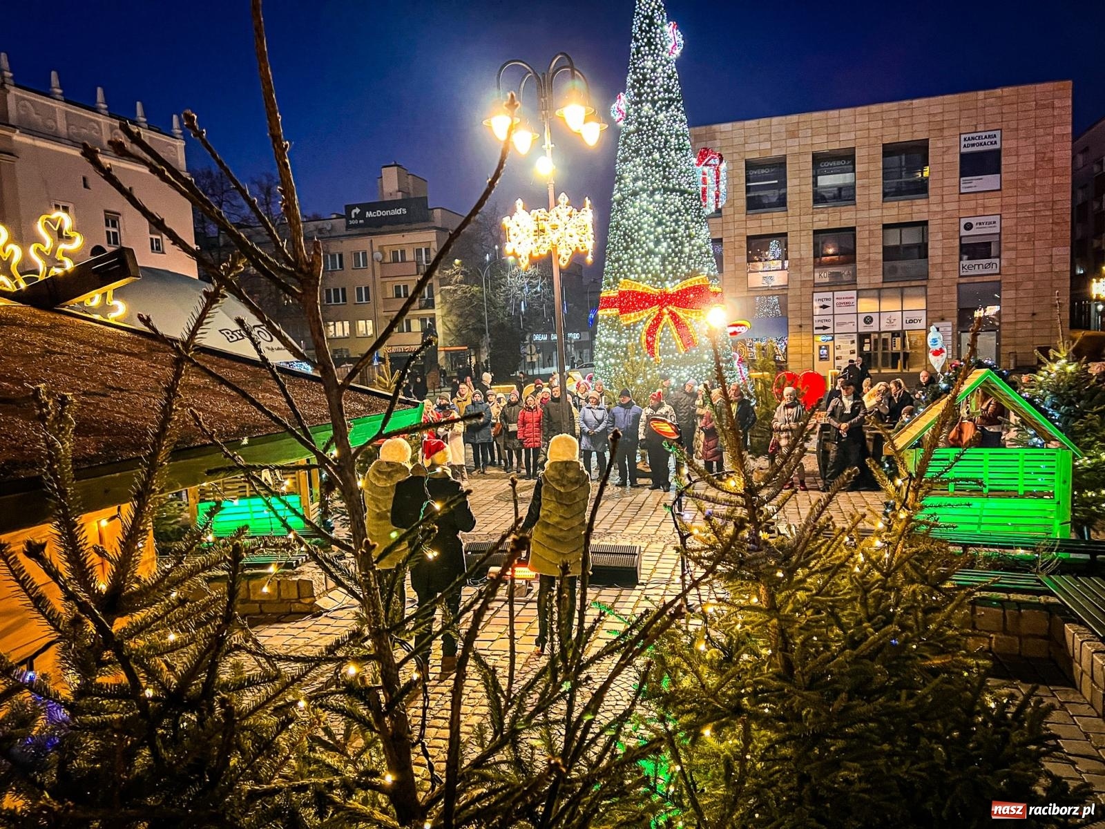 Zdjęcie w galerii na portalu naszraciborz.pl: Wspólne kolędowanie na raciborskim rynku wiadomości z regionu