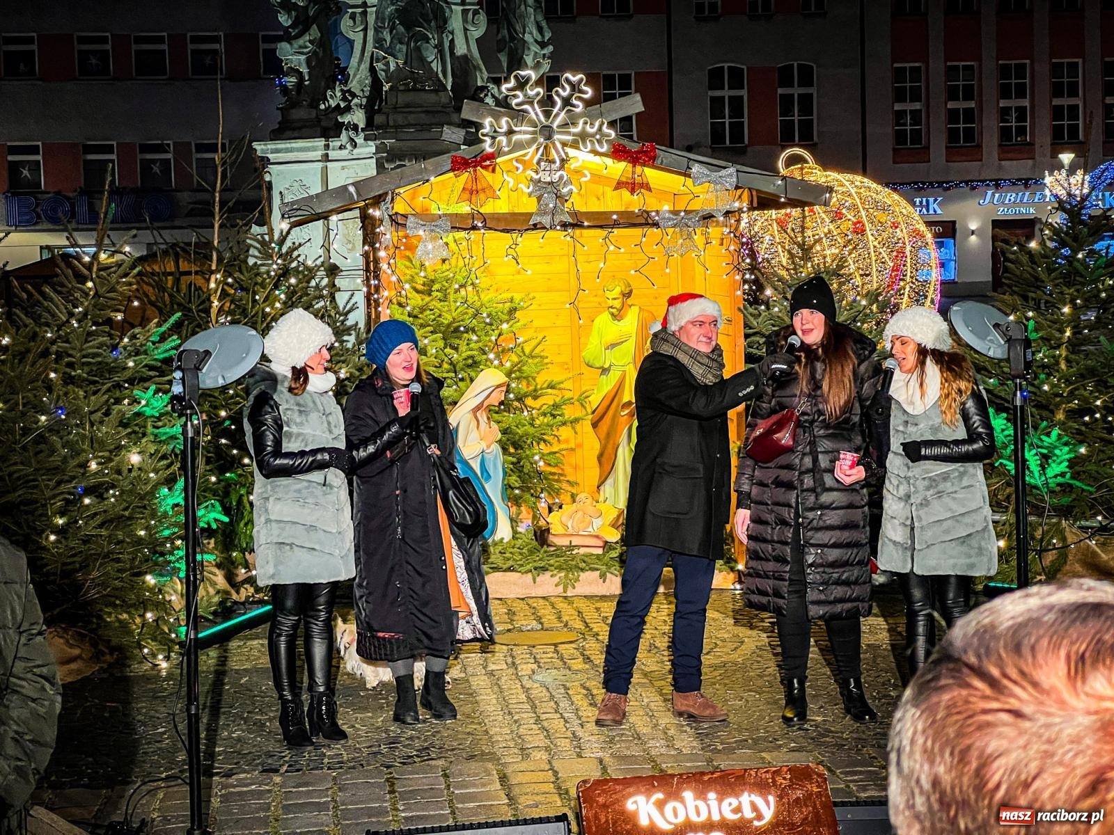 Zdjęcie w galerii na portalu naszraciborz.pl: Wspólne kolędowanie na raciborskim rynku wiadomości z regionu