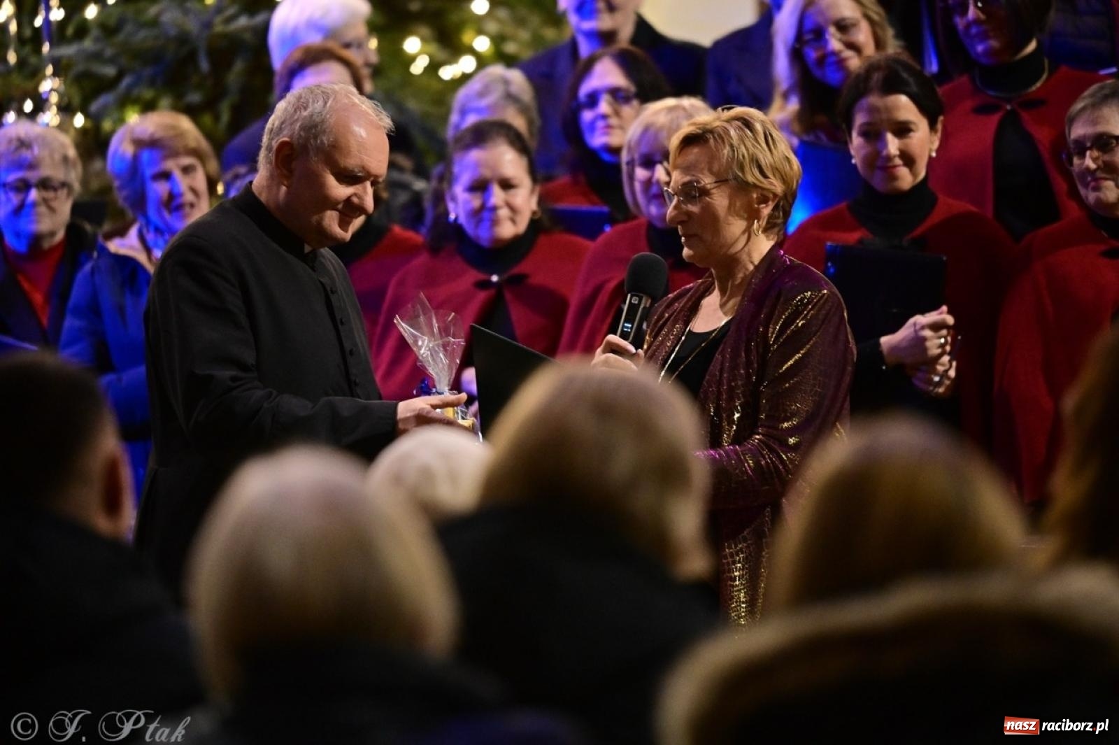 Zdjęcie w galerii na portalu naszraciborz.pl: Wieczór Kolęd i Pastorałek w Raciborzu – przepiękny koncert w okrąglaku w świątecznej atmosferze wiadomości z regionu