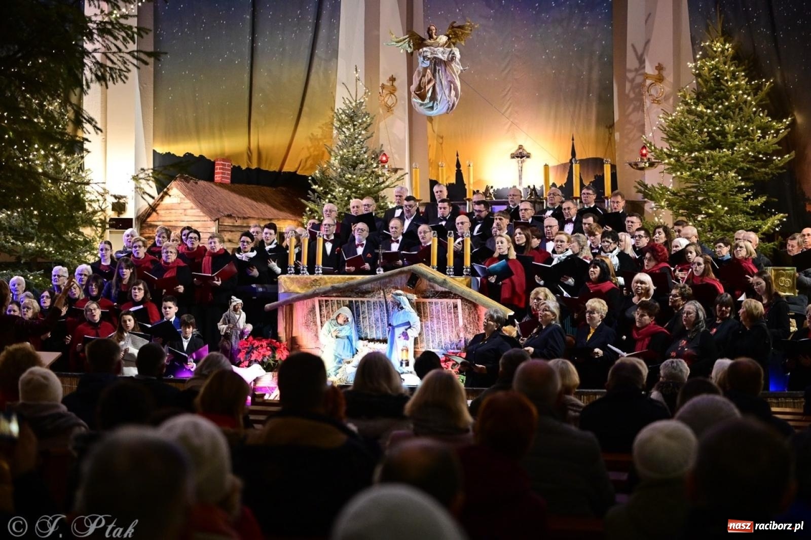 Zdjęcie w galerii na portalu naszraciborz.pl: Wieczór Kolęd i Pastorałek w Raciborzu – przepiękny koncert w okrąglaku w świątecznej atmosferze wiadomości z regionu