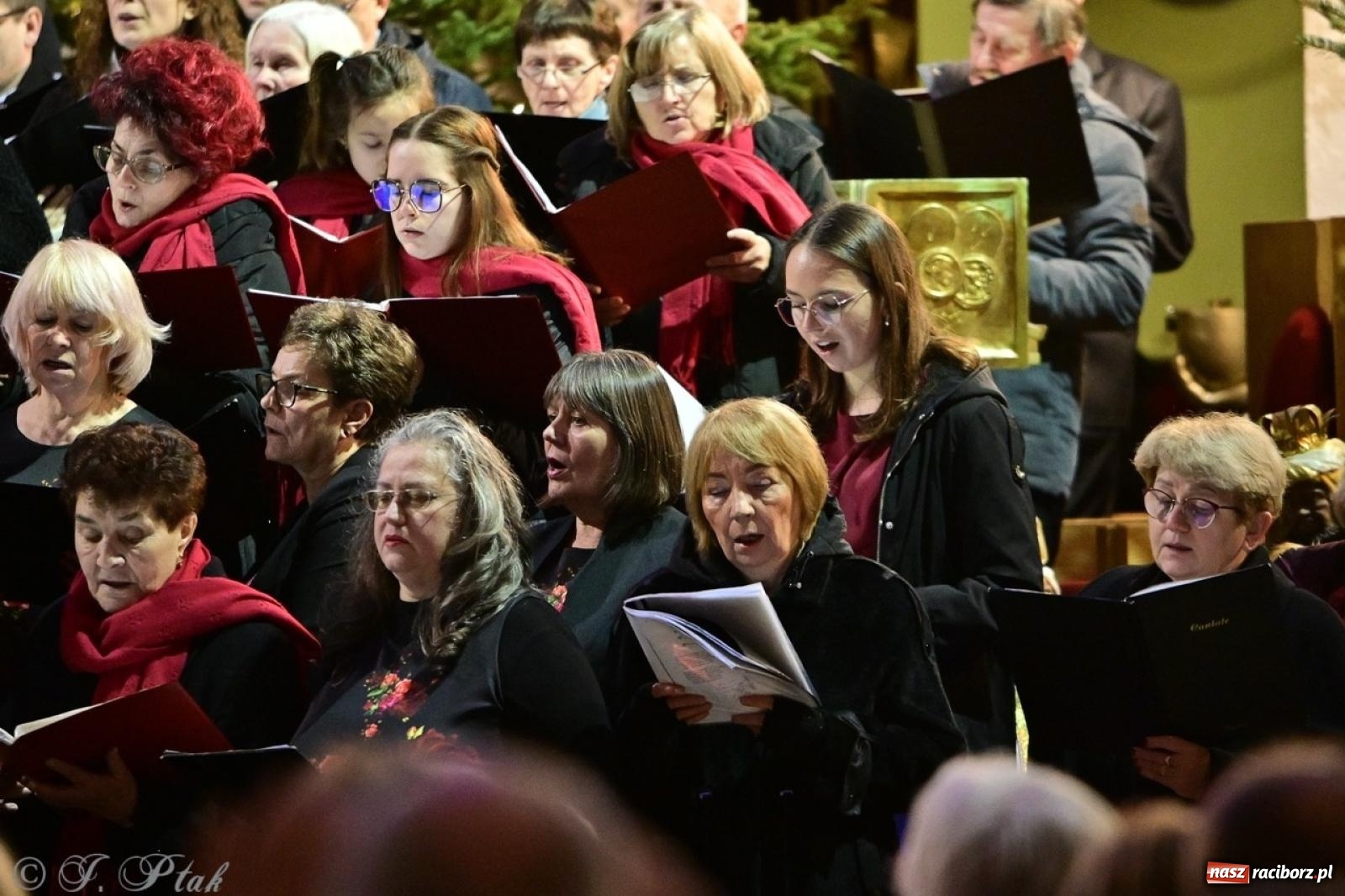 Zdjęcie w galerii na portalu naszraciborz.pl: Wieczór Kolęd i Pastorałek w Raciborzu – przepiękny koncert w okrąglaku w świątecznej atmosferze wiadomości z regionu