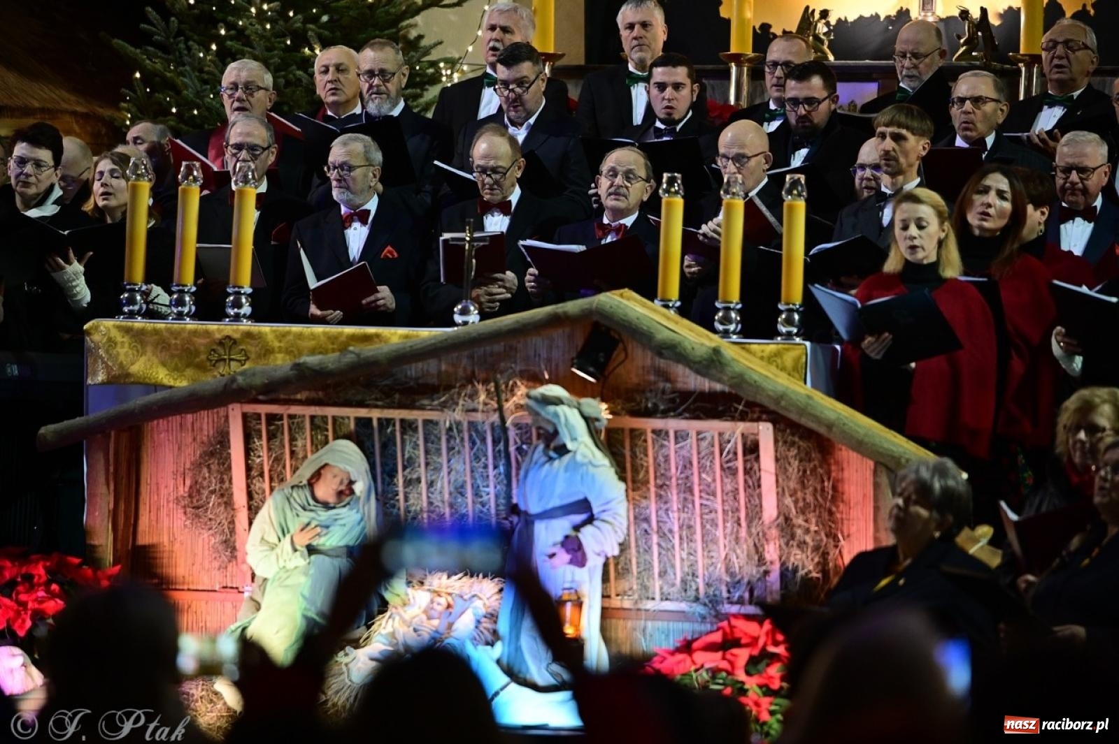 Zdjęcie w galerii na portalu naszraciborz.pl: Wieczór Kolęd i Pastorałek w Raciborzu – przepiękny koncert w okrąglaku w świątecznej atmosferze wiadomości z regionu