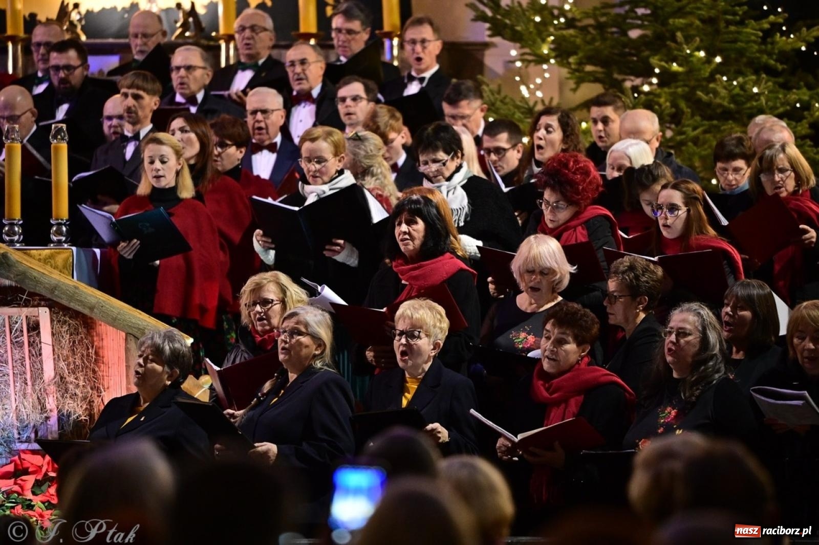 Zdjęcie w galerii na portalu naszraciborz.pl: Wieczór Kolęd i Pastorałek w Raciborzu – przepiękny koncert w okrąglaku w świątecznej atmosferze wiadomości z regionu
