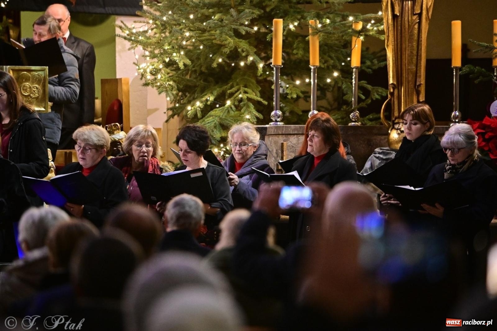 Zdjęcie w galerii na portalu naszraciborz.pl: Wieczór Kolęd i Pastorałek w Raciborzu – przepiękny koncert w okrąglaku w świątecznej atmosferze wiadomości z regionu