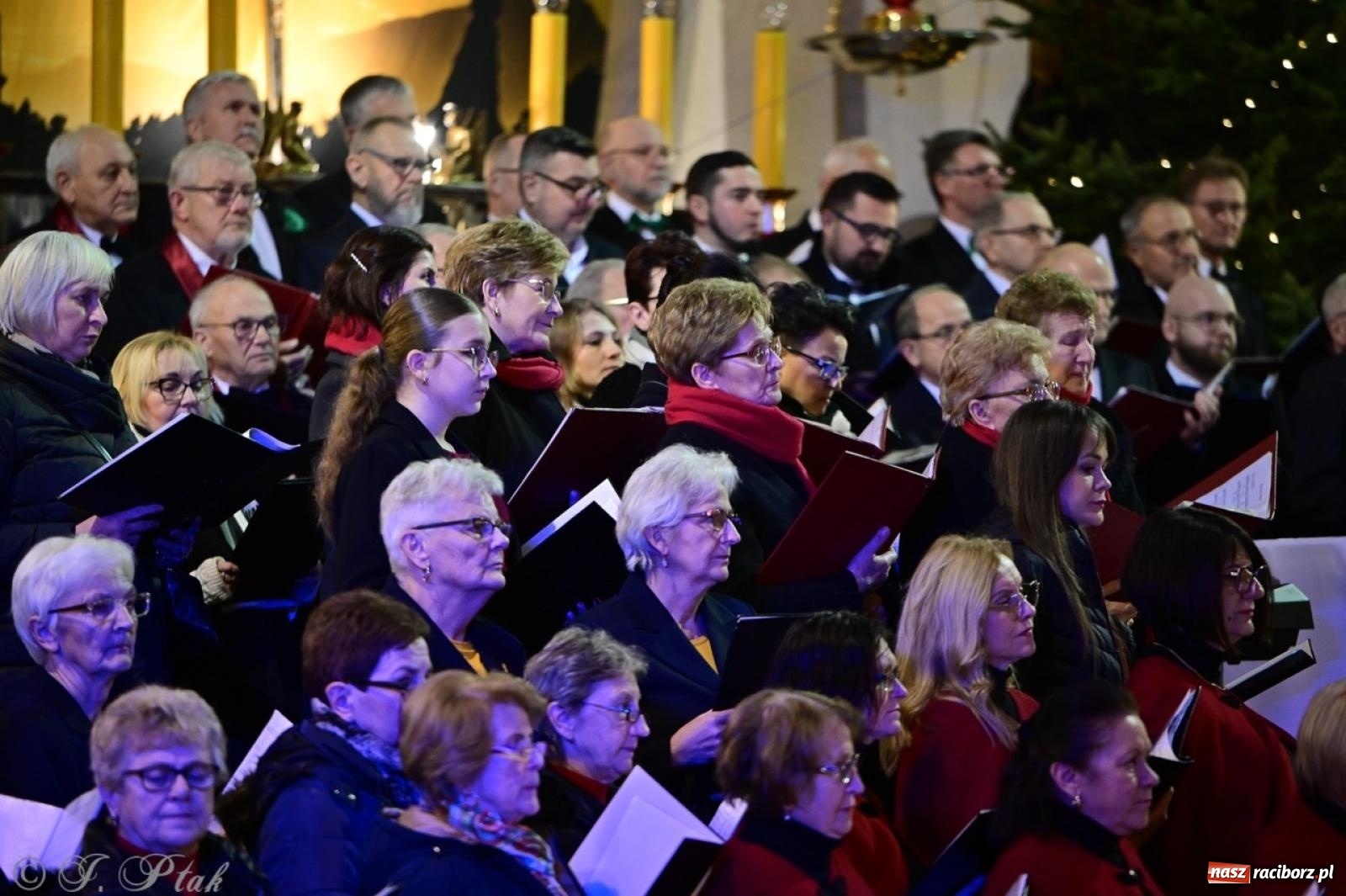 Zdjęcie w galerii na portalu naszraciborz.pl: Wieczór Kolęd i Pastorałek w Raciborzu – przepiękny koncert w okrąglaku w świątecznej atmosferze wiadomości z regionu