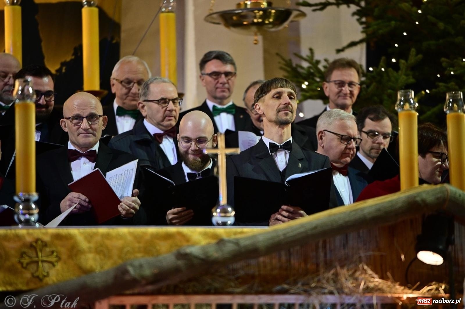 Zdjęcie w galerii na portalu naszraciborz.pl: Wieczór Kolęd i Pastorałek w Raciborzu – przepiękny koncert w okrąglaku w świątecznej atmosferze wiadomości z regionu