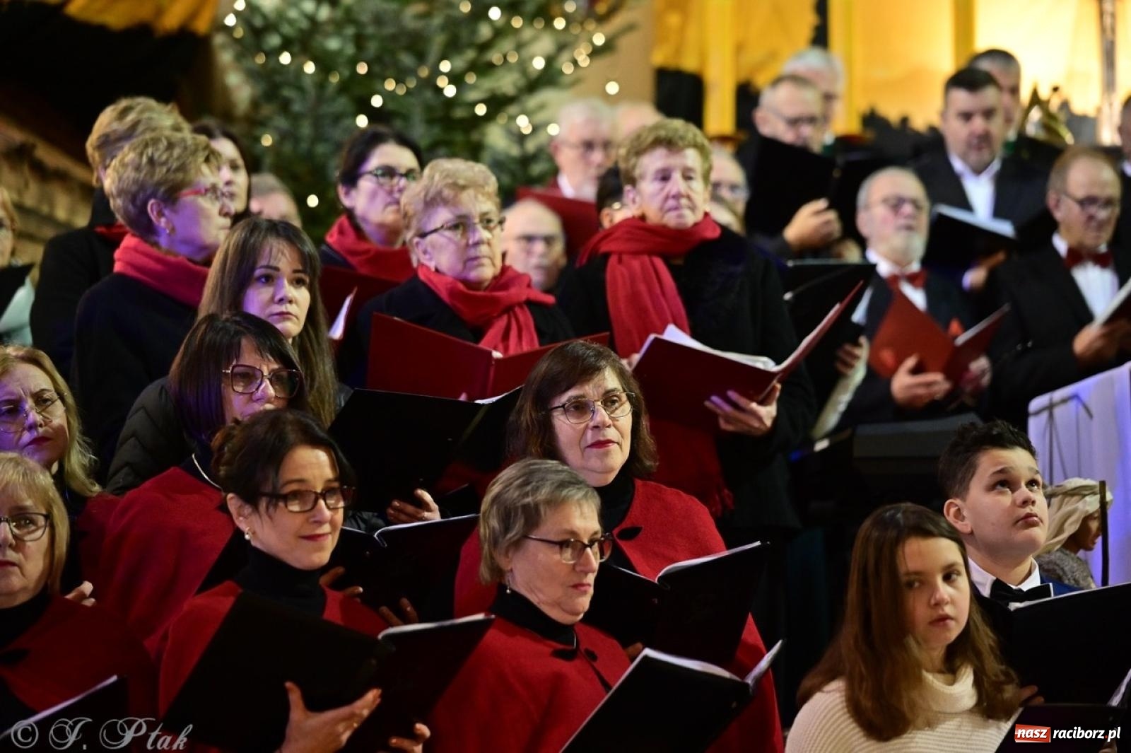 Zdjęcie w galerii na portalu naszraciborz.pl: Wieczór Kolęd i Pastorałek w Raciborzu – przepiękny koncert w okrąglaku w świątecznej atmosferze wiadomości z regionu
