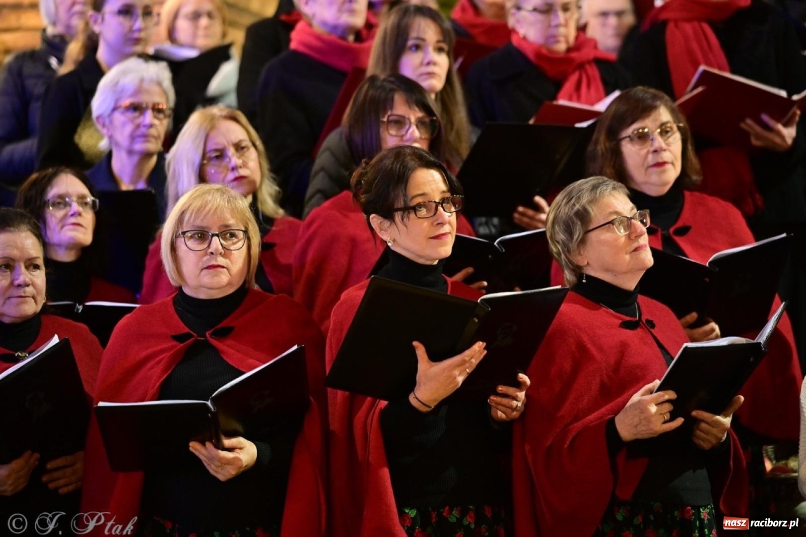 Zdjęcie w galerii na portalu naszraciborz.pl: Wieczór Kolęd i Pastorałek w Raciborzu – przepiękny koncert w okrąglaku w świątecznej atmosferze wiadomości z regionu