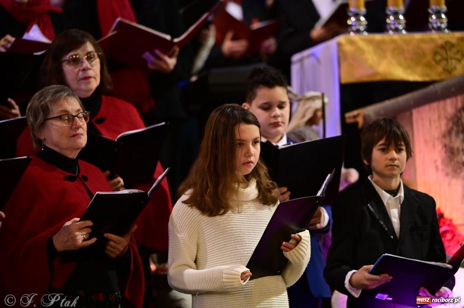 Zdjęcie w galerii na portalu naszraciborz.pl: Wieczór Kolęd i Pastorałek w Raciborzu – przepiękny koncert w okrąglaku w świątecznej atmosferze wiadomości z regionu