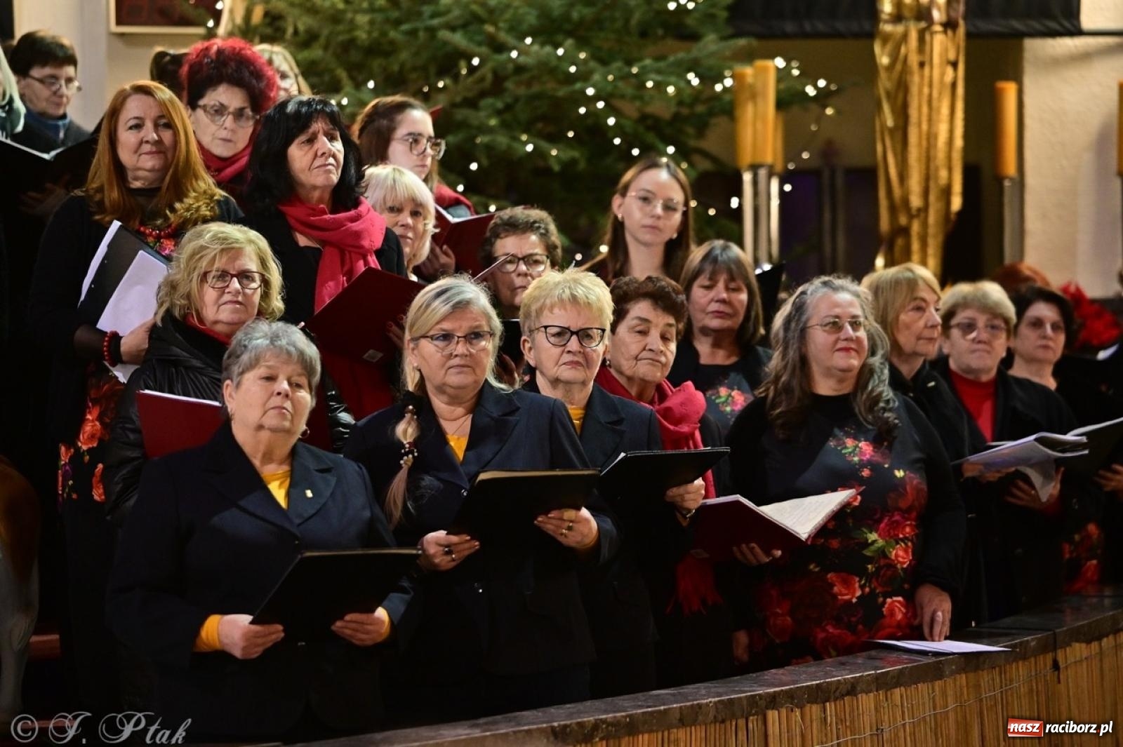 Zdjęcie w galerii na portalu naszraciborz.pl: Wieczór Kolęd i Pastorałek w Raciborzu – przepiękny koncert w okrąglaku w świątecznej atmosferze wiadomości z regionu