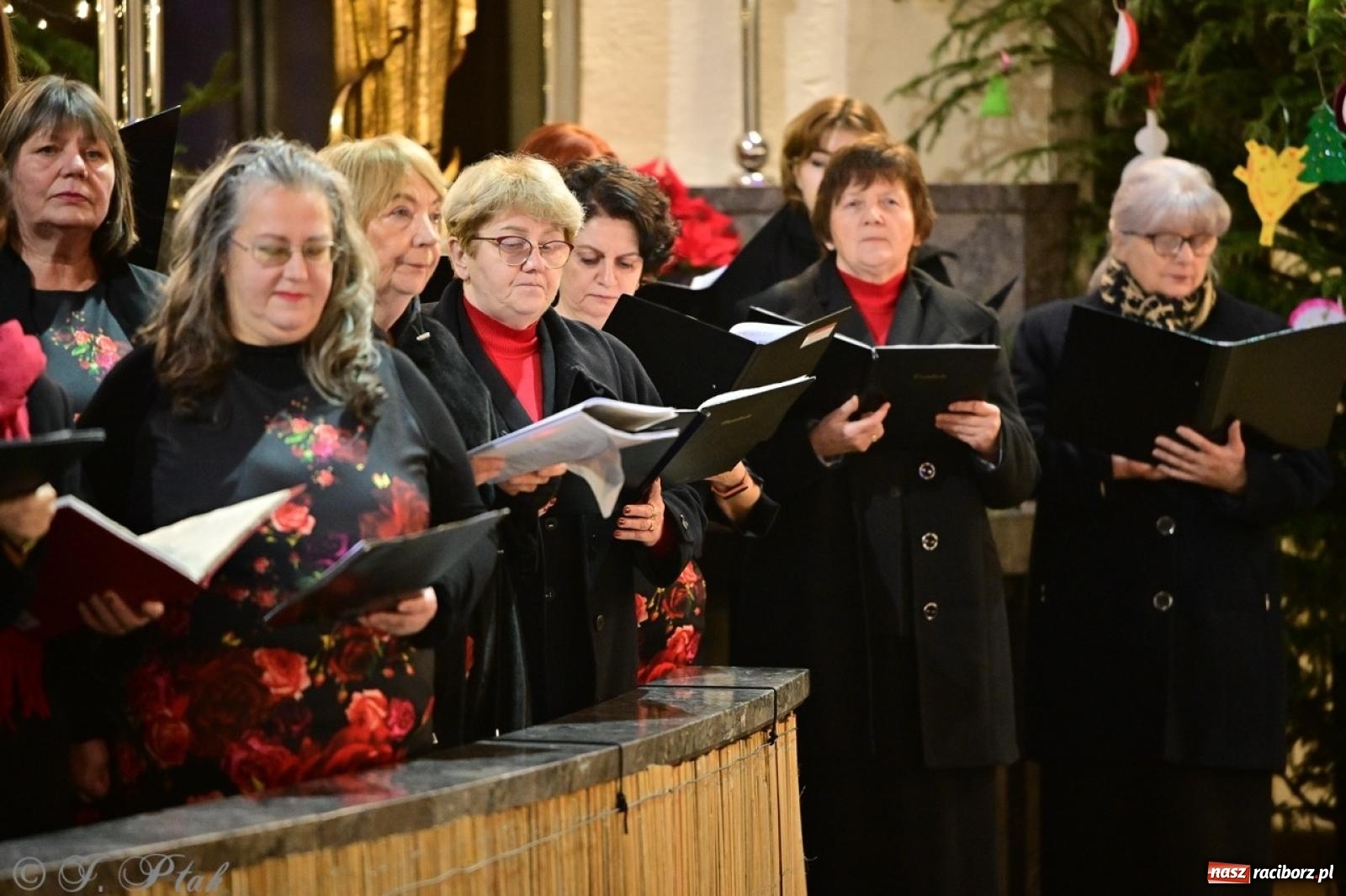 Zdjęcie w galerii na portalu naszraciborz.pl: Wieczór Kolęd i Pastorałek w Raciborzu – przepiękny koncert w okrąglaku w świątecznej atmosferze wiadomości z regionu
