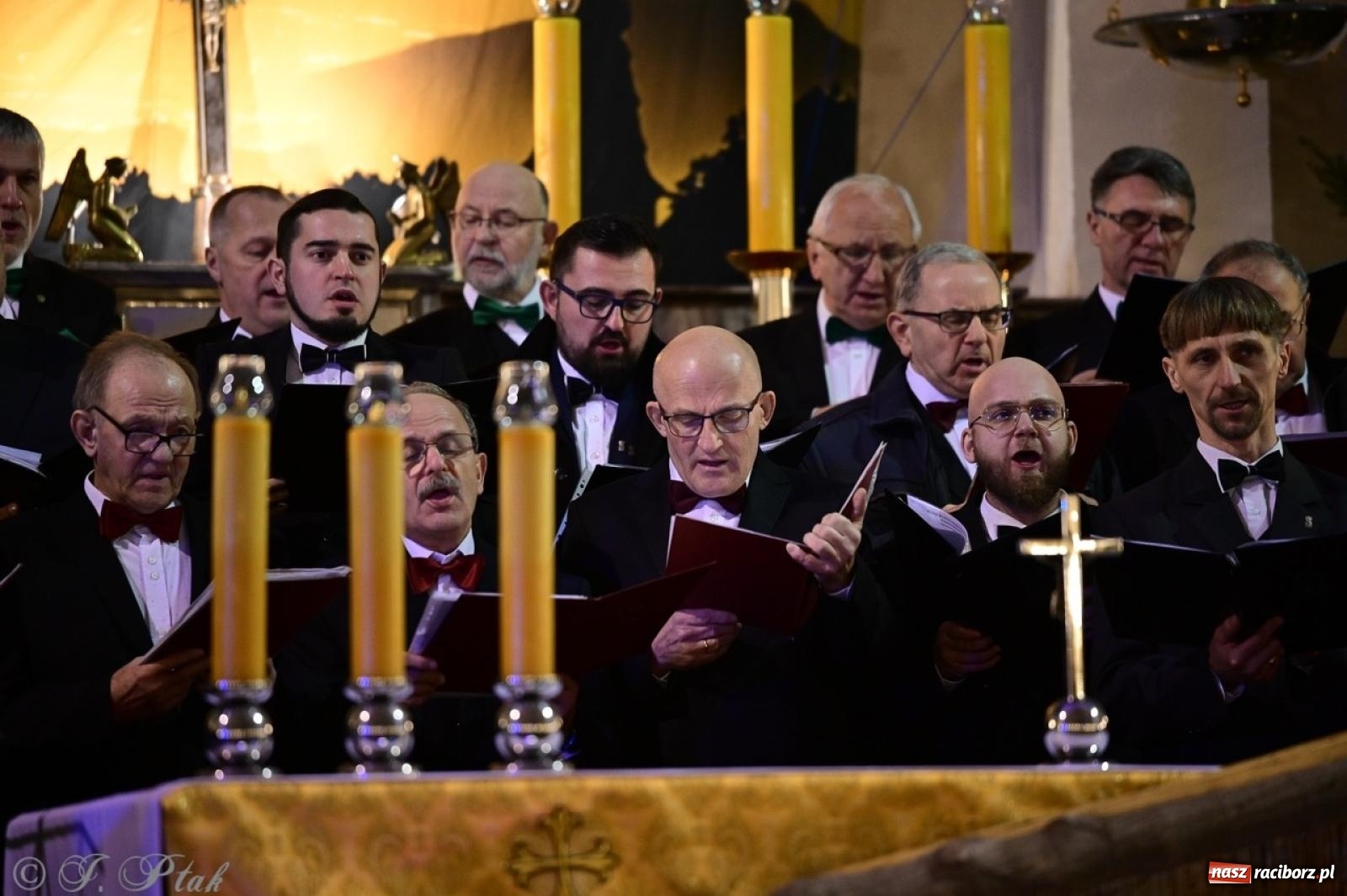 Zdjęcie w galerii na portalu naszraciborz.pl: Wieczór Kolęd i Pastorałek w Raciborzu – przepiękny koncert w okrąglaku w świątecznej atmosferze wiadomości z regionu