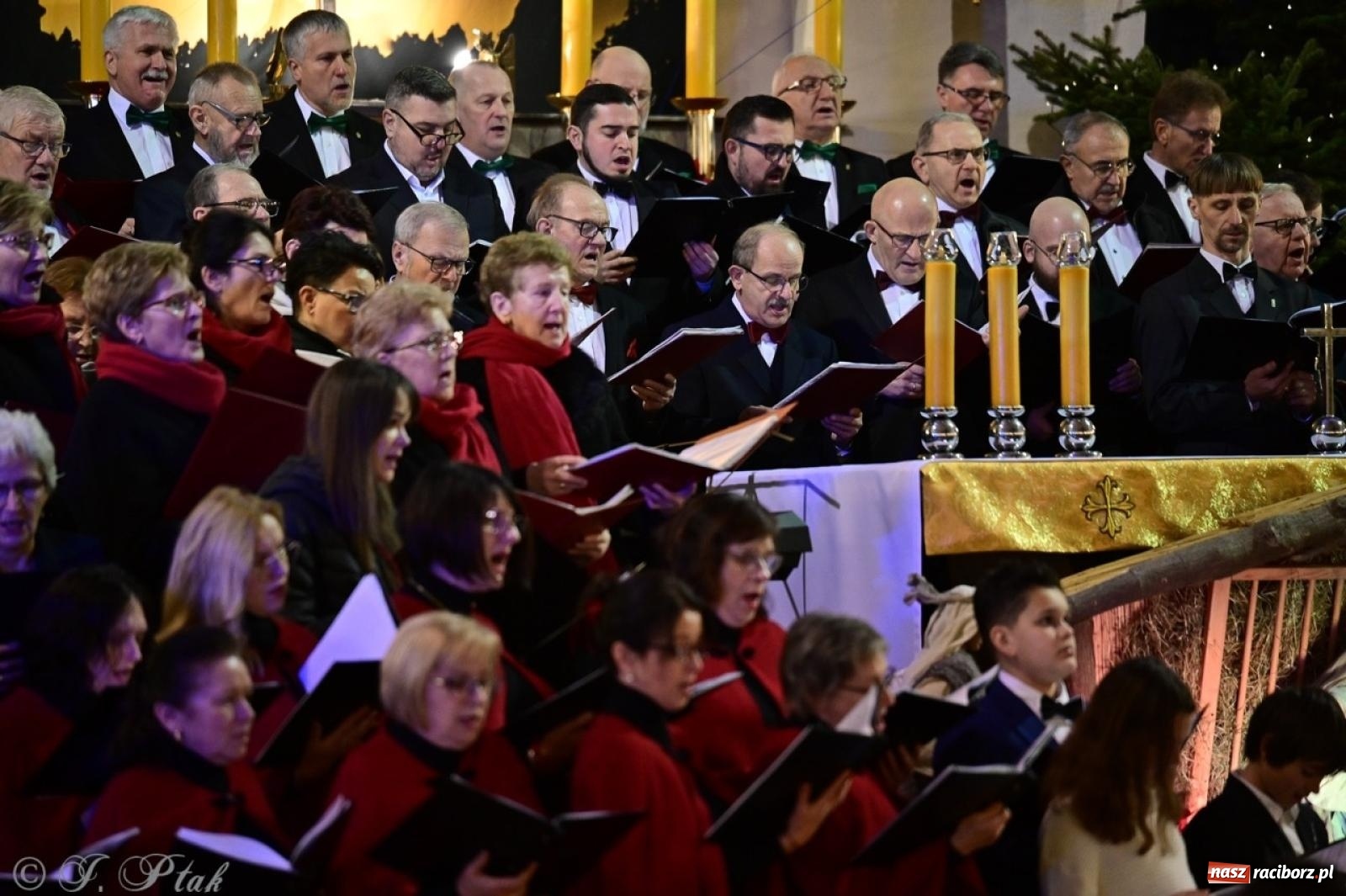 Zdjęcie w galerii na portalu naszraciborz.pl: Wieczór Kolęd i Pastorałek w Raciborzu – przepiękny koncert w okrąglaku w świątecznej atmosferze wiadomości z regionu