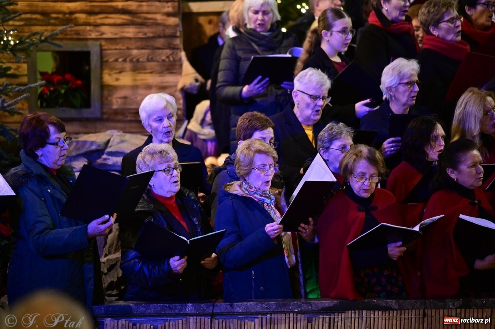 Zdjęcie w galerii na portalu naszraciborz.pl: Wieczór Kolęd i Pastorałek w Raciborzu – przepiękny koncert w okrąglaku w świątecznej atmosferze wiadomości z regionu