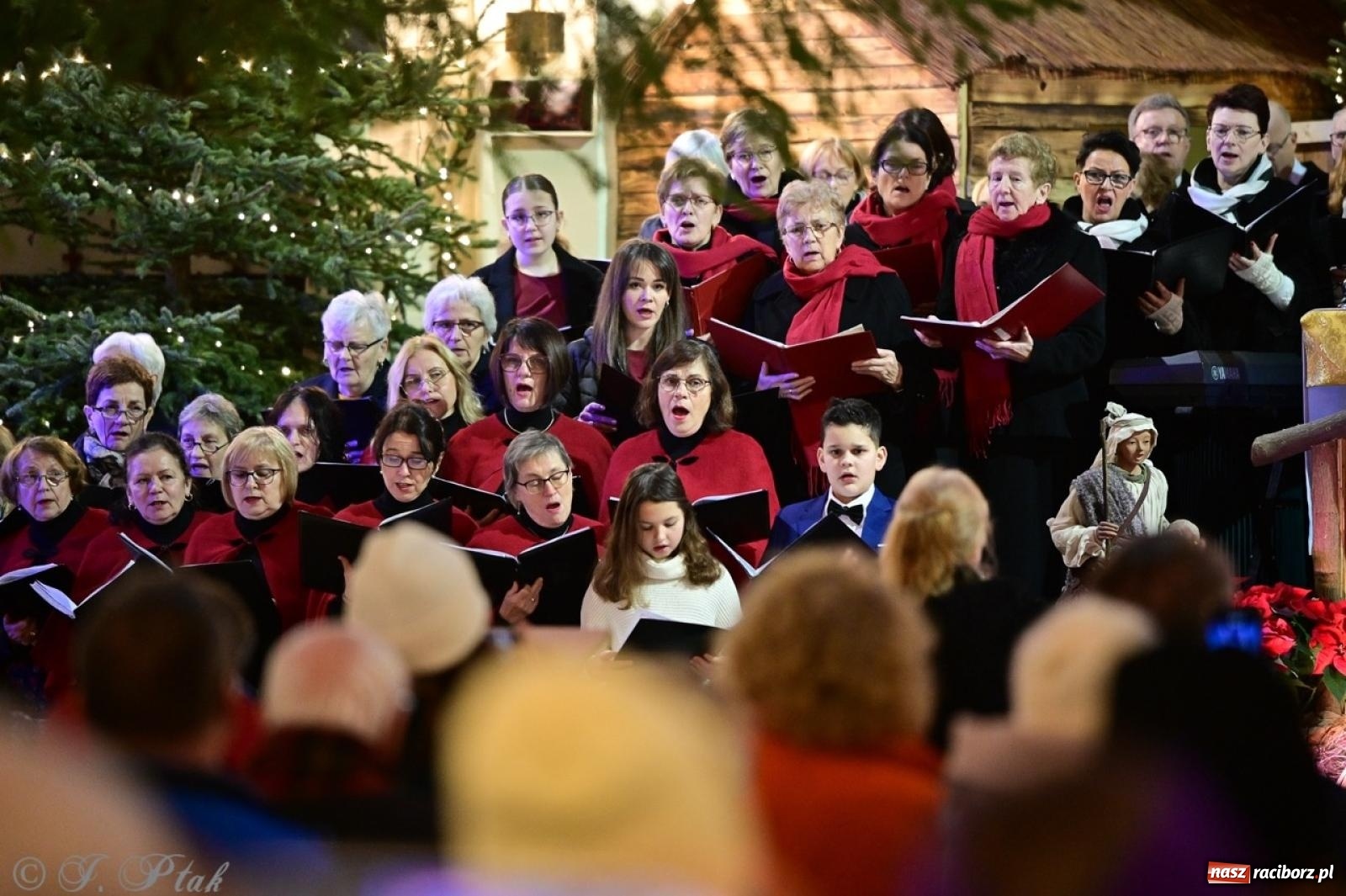 Zdjęcie w galerii na portalu naszraciborz.pl: Wieczór Kolęd i Pastorałek w Raciborzu – przepiękny koncert w okrąglaku w świątecznej atmosferze wiadomości z regionu