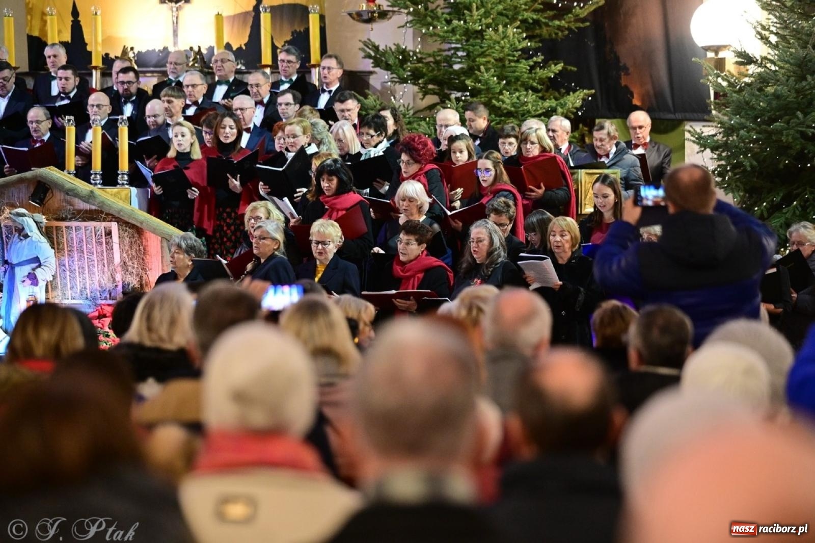 Zdjęcie w galerii na portalu naszraciborz.pl: Wieczór Kolęd i Pastorałek w Raciborzu – przepiękny koncert w okrąglaku w świątecznej atmosferze wiadomości z regionu