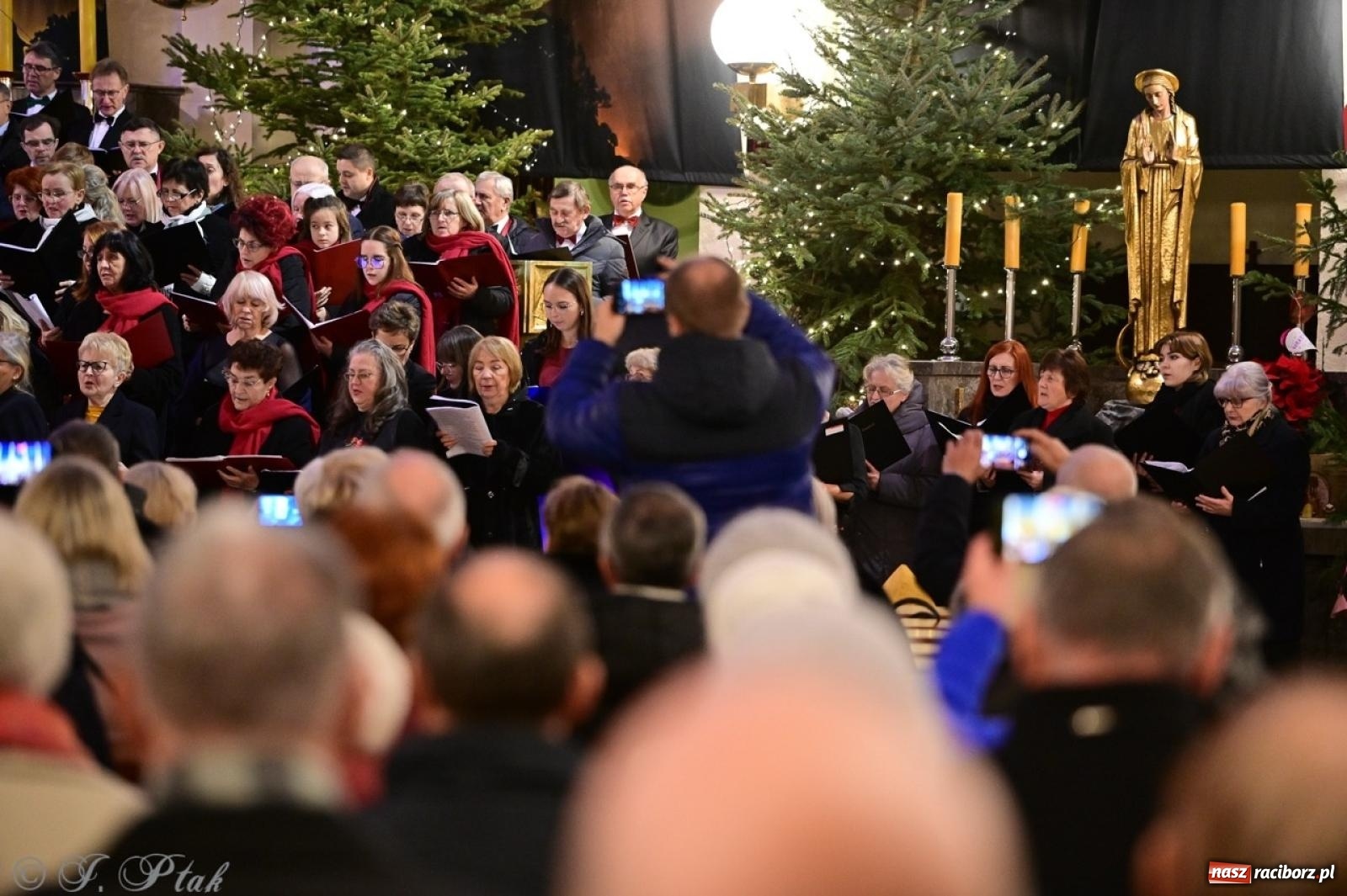 Zdjęcie w galerii na portalu naszraciborz.pl: Wieczór Kolęd i Pastorałek w Raciborzu – przepiękny koncert w okrąglaku w świątecznej atmosferze wiadomości z regionu