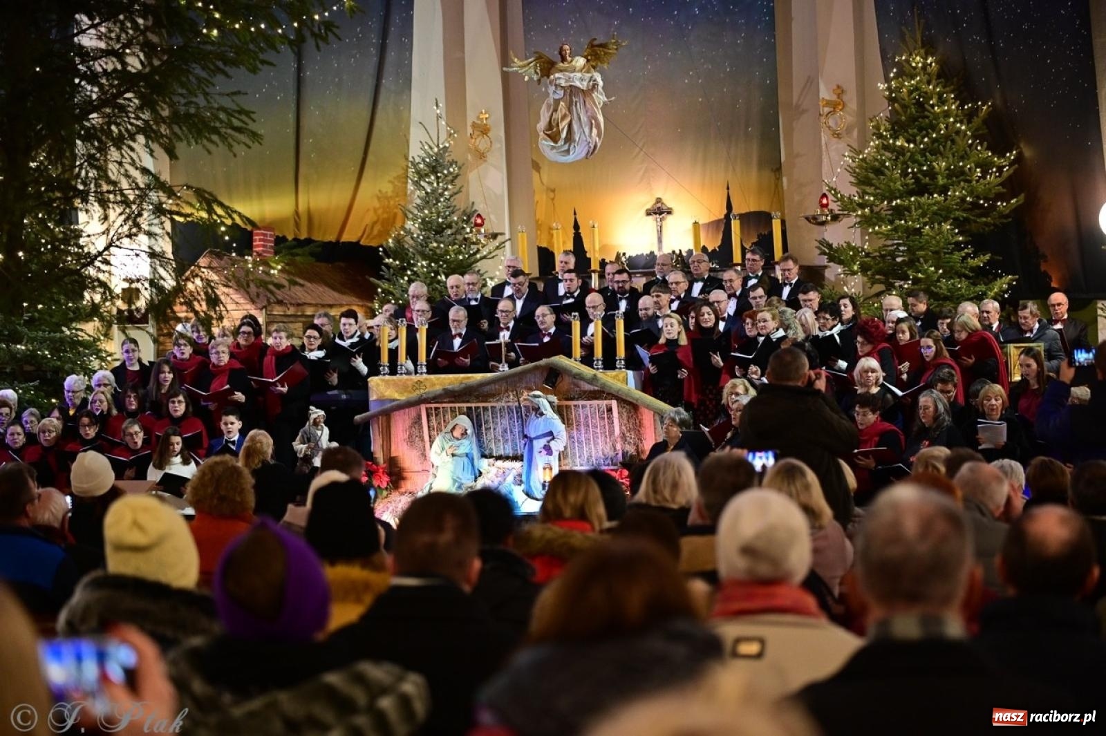 Zdjęcie w galerii na portalu naszraciborz.pl: Wieczór Kolęd i Pastorałek w Raciborzu – przepiękny koncert w okrąglaku w świątecznej atmosferze wiadomości z regionu