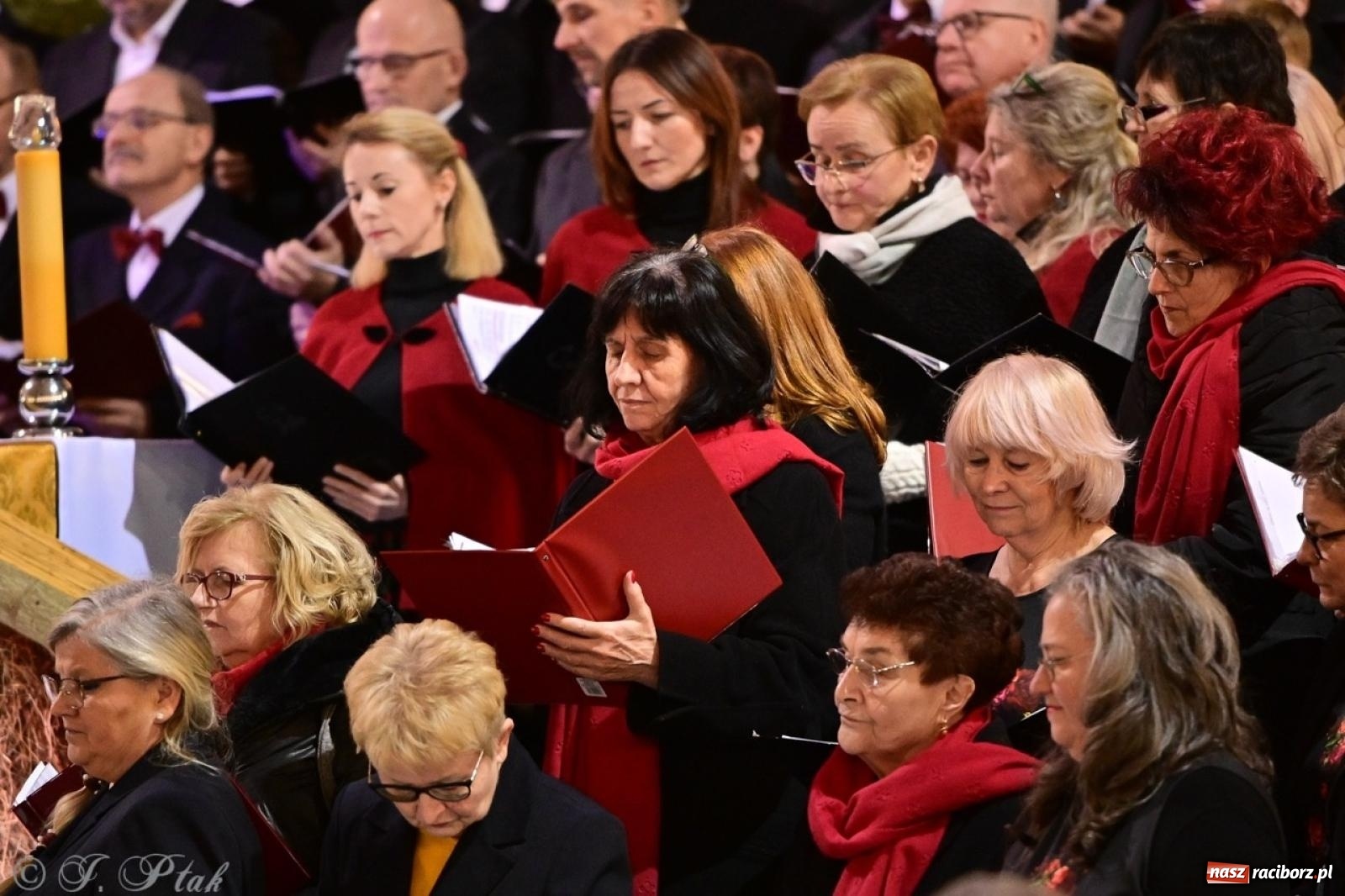 Zdjęcie w galerii na portalu naszraciborz.pl: Wieczór Kolęd i Pastorałek w Raciborzu – przepiękny koncert w okrąglaku w świątecznej atmosferze wiadomości z regionu