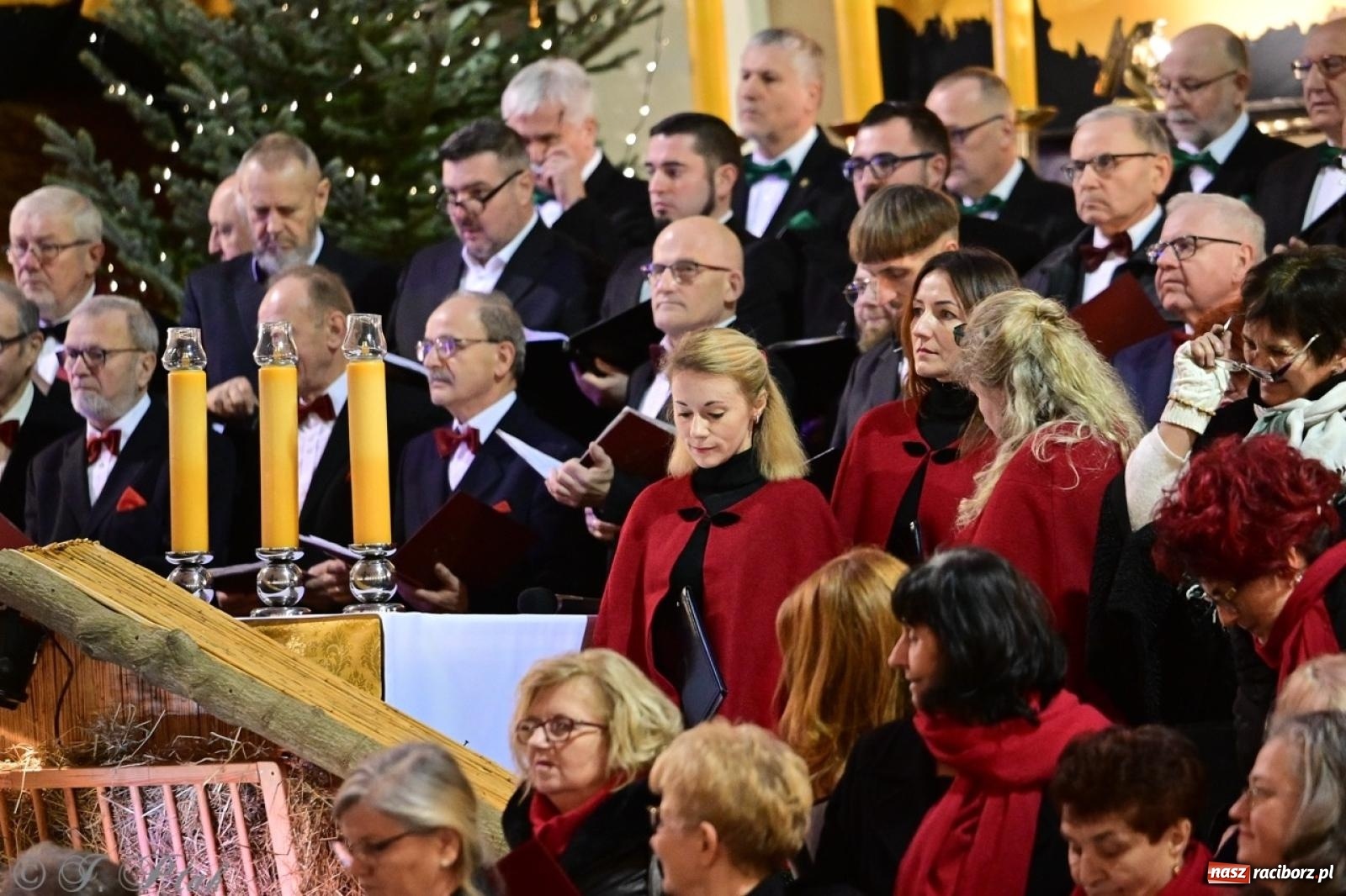 Zdjęcie w galerii na portalu naszraciborz.pl: Wieczór Kolęd i Pastorałek w Raciborzu – przepiękny koncert w okrąglaku w świątecznej atmosferze wiadomości z regionu