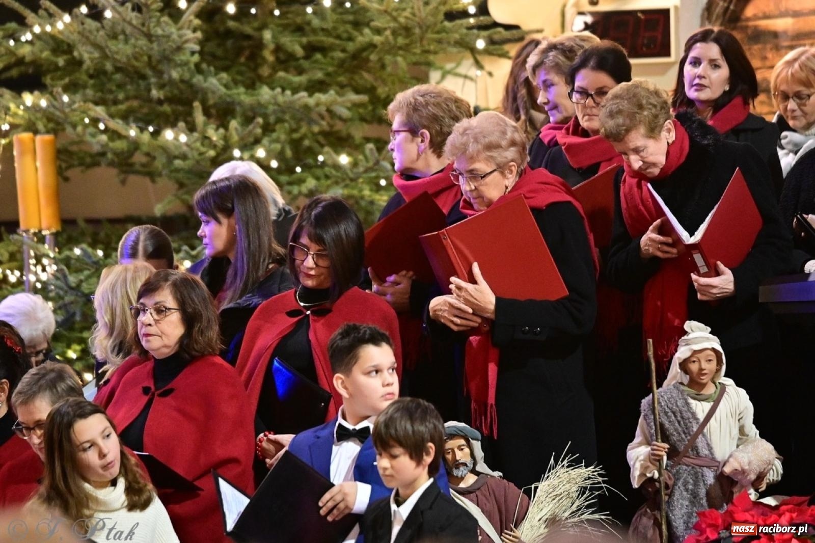 Zdjęcie w galerii na portalu naszraciborz.pl: Wieczór Kolęd i Pastorałek w Raciborzu – przepiękny koncert w okrąglaku w świątecznej atmosferze wiadomości z regionu