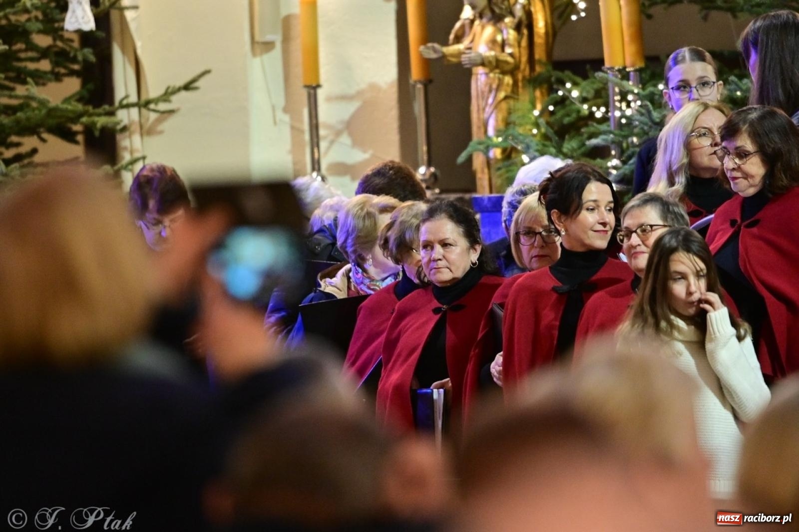 Zdjęcie w galerii na portalu naszraciborz.pl: Wieczór Kolęd i Pastorałek w Raciborzu – przepiękny koncert w okrąglaku w świątecznej atmosferze wiadomości z regionu