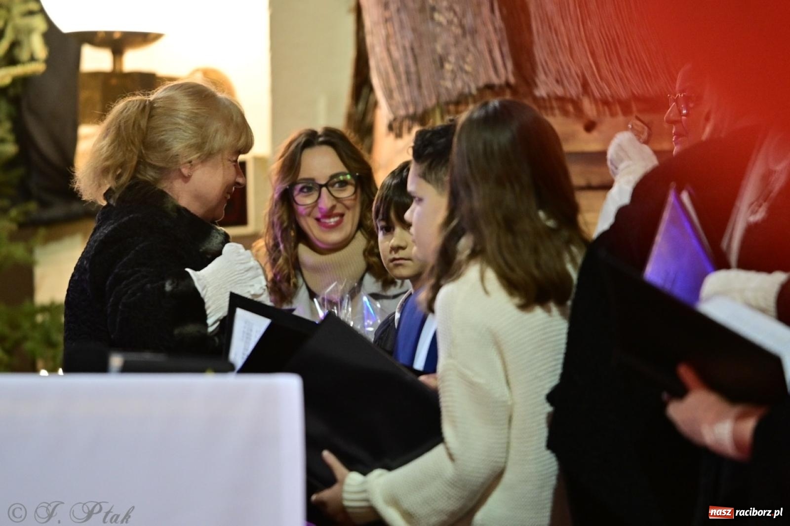 Zdjęcie w galerii na portalu naszraciborz.pl: Wieczór Kolęd i Pastorałek w Raciborzu – przepiękny koncert w okrąglaku w świątecznej atmosferze wiadomości z regionu