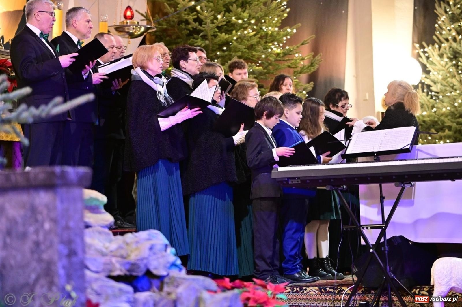 Zdjęcie w galerii na portalu naszraciborz.pl: Wieczór Kolęd i Pastorałek w Raciborzu – przepiękny koncert w okrąglaku w świątecznej atmosferze wiadomości z regionu
