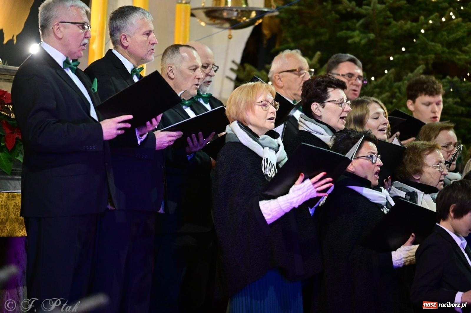 Zdjęcie w galerii na portalu naszraciborz.pl: Wieczór Kolęd i Pastorałek w Raciborzu – przepiękny koncert w okrąglaku w świątecznej atmosferze wiadomości z regionu