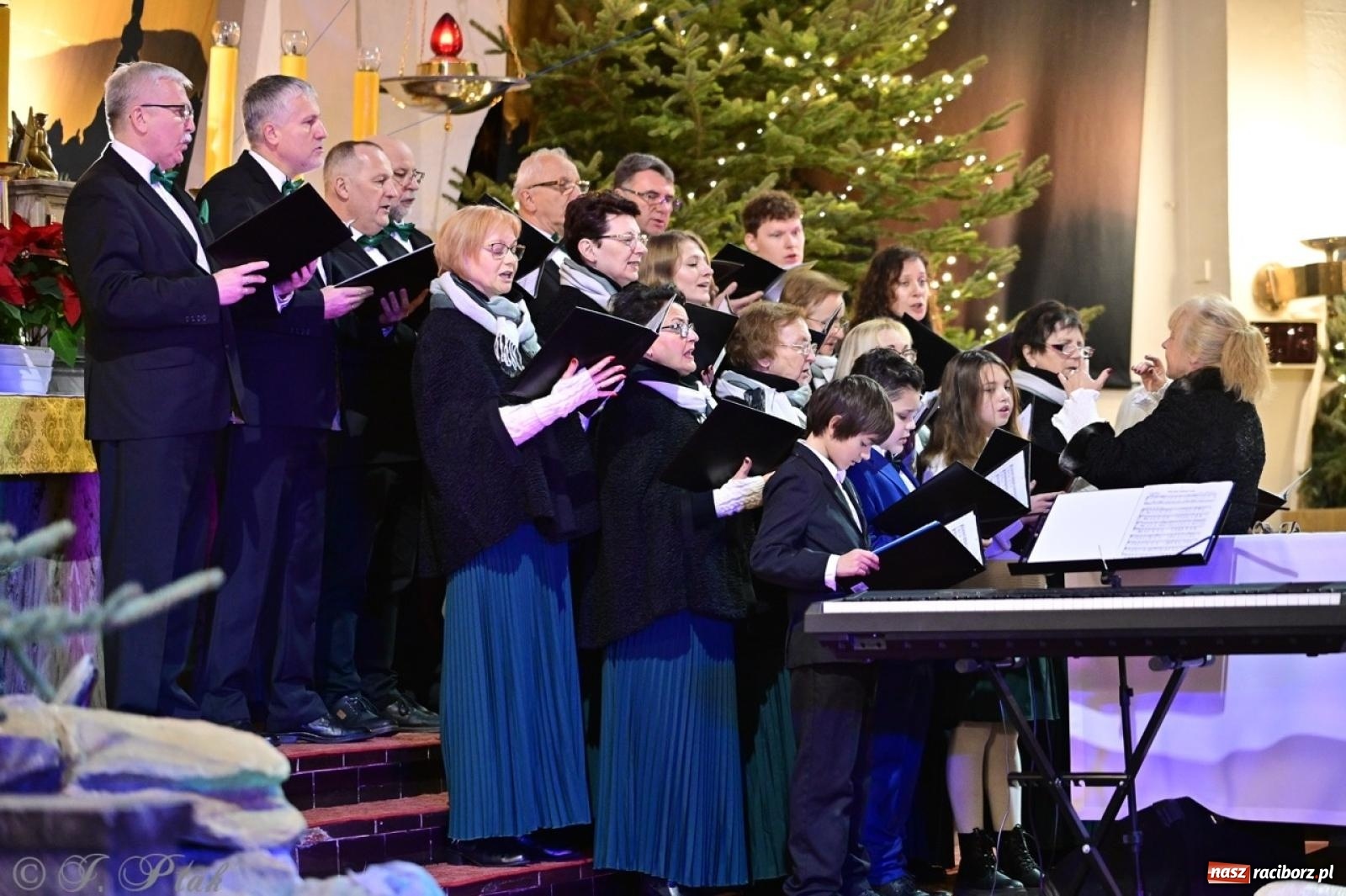 Zdjęcie w galerii na portalu naszraciborz.pl: Wieczór Kolęd i Pastorałek w Raciborzu – przepiękny koncert w okrąglaku w świątecznej atmosferze wiadomości z regionu