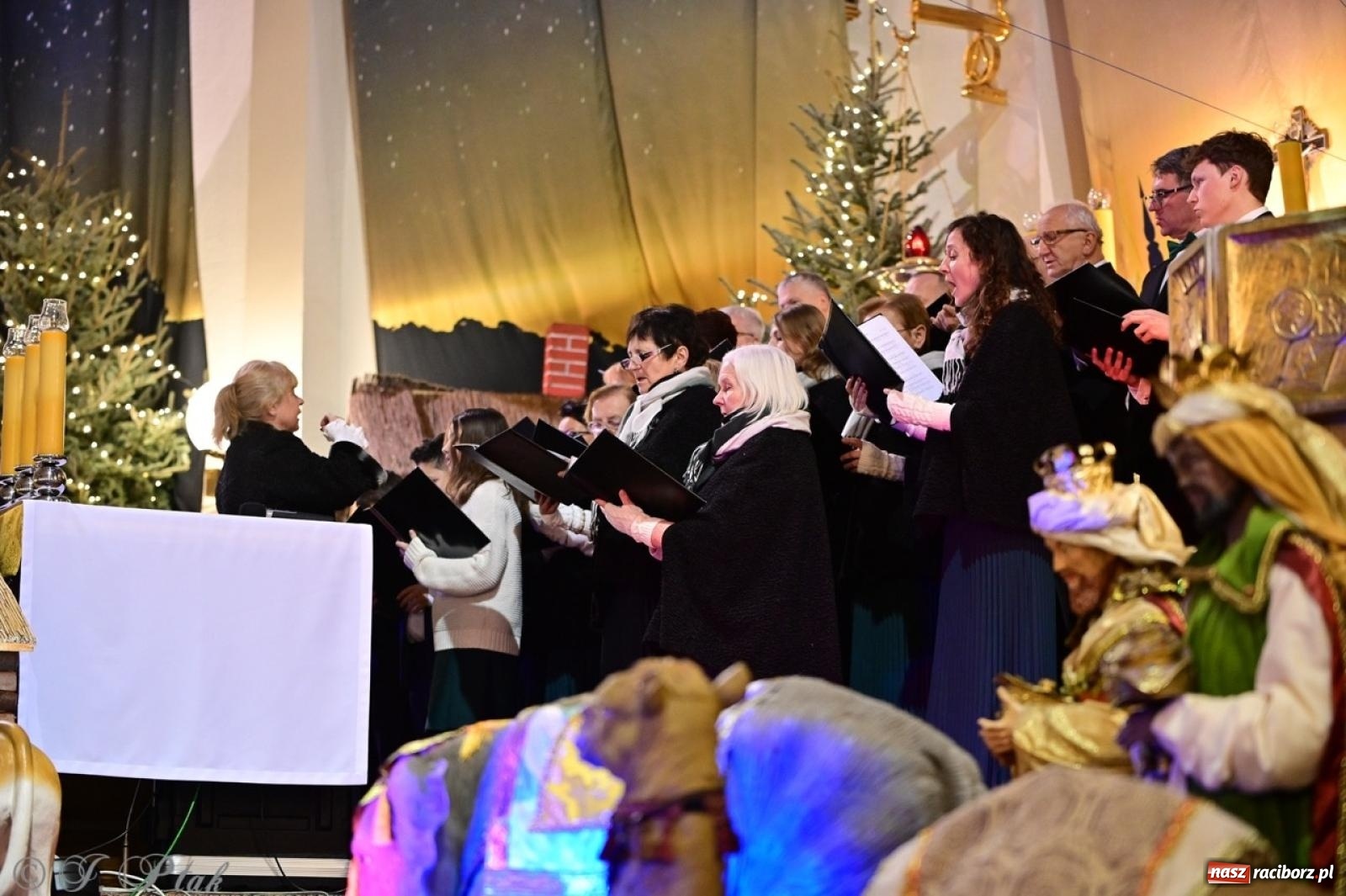 Zdjęcie w galerii na portalu naszraciborz.pl: Wieczór Kolęd i Pastorałek w Raciborzu – przepiękny koncert w okrąglaku w świątecznej atmosferze wiadomości z regionu