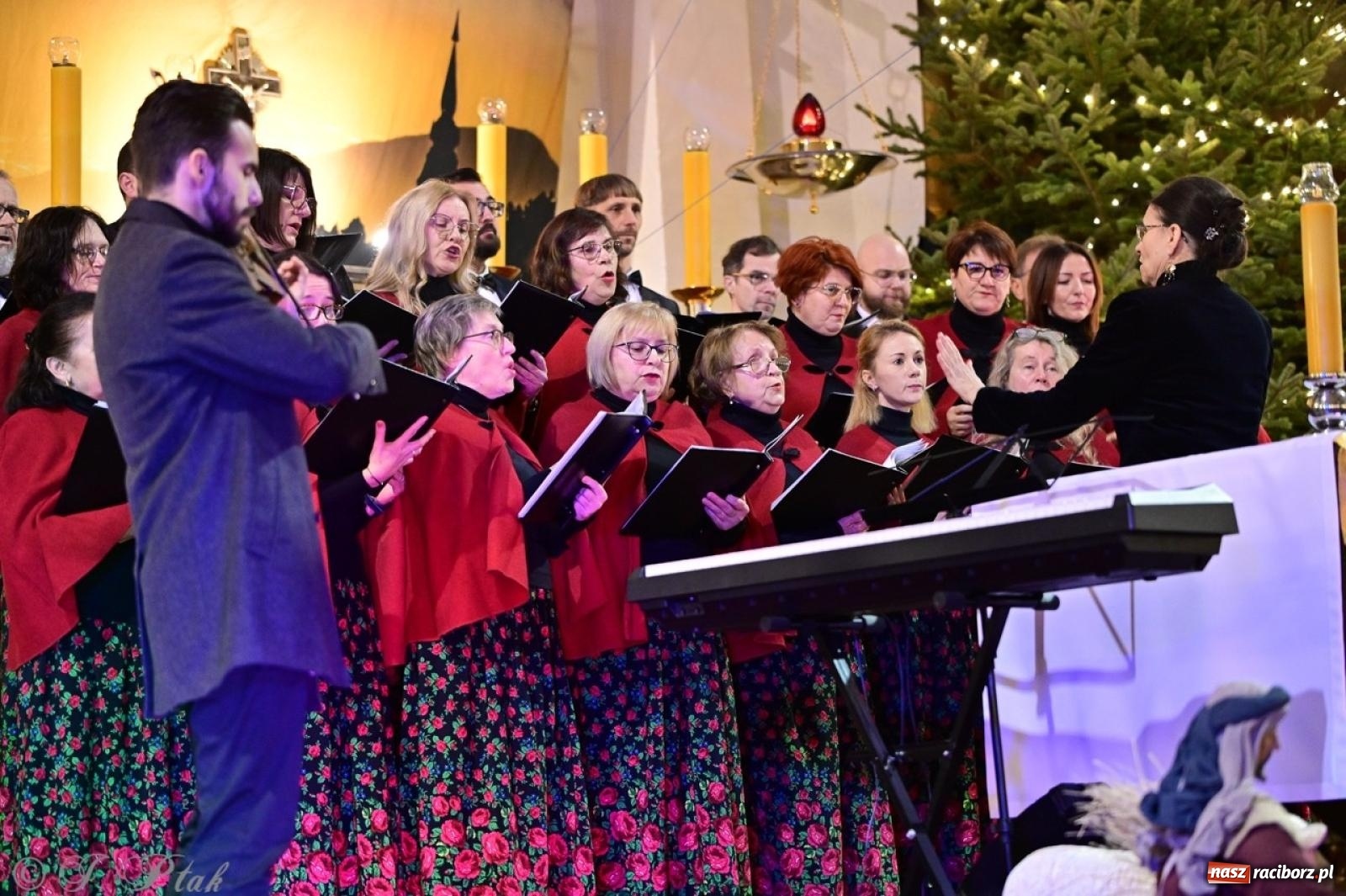 Zdjęcie w galerii na portalu naszraciborz.pl: Wieczór Kolęd i Pastorałek w Raciborzu – przepiękny koncert w okrąglaku w świątecznej atmosferze wiadomości z regionu