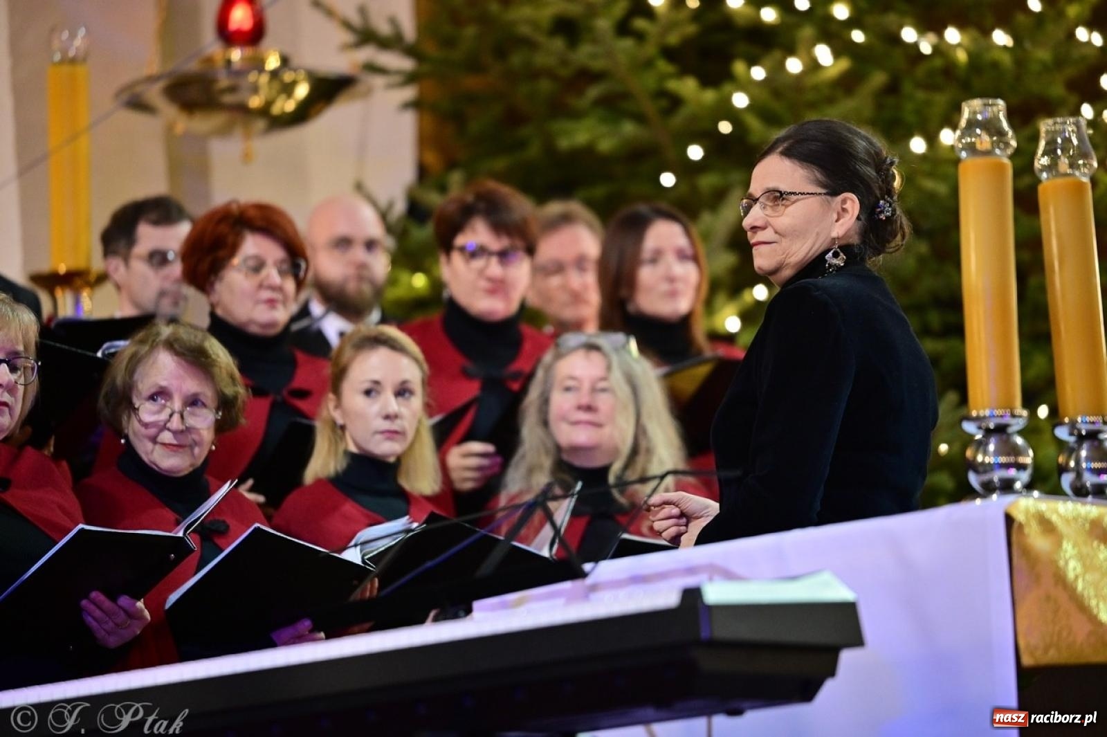 Zdjęcie w galerii na portalu naszraciborz.pl: Wieczór Kolęd i Pastorałek w Raciborzu – przepiękny koncert w okrąglaku w świątecznej atmosferze wiadomości z regionu