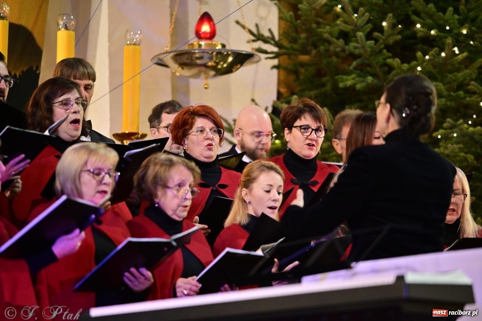 Zdjęcie w galerii na portalu naszraciborz.pl: Wieczór Kolęd i Pastorałek w Raciborzu – przepiękny koncert w okrąglaku w świątecznej atmosferze wiadomości z regionu