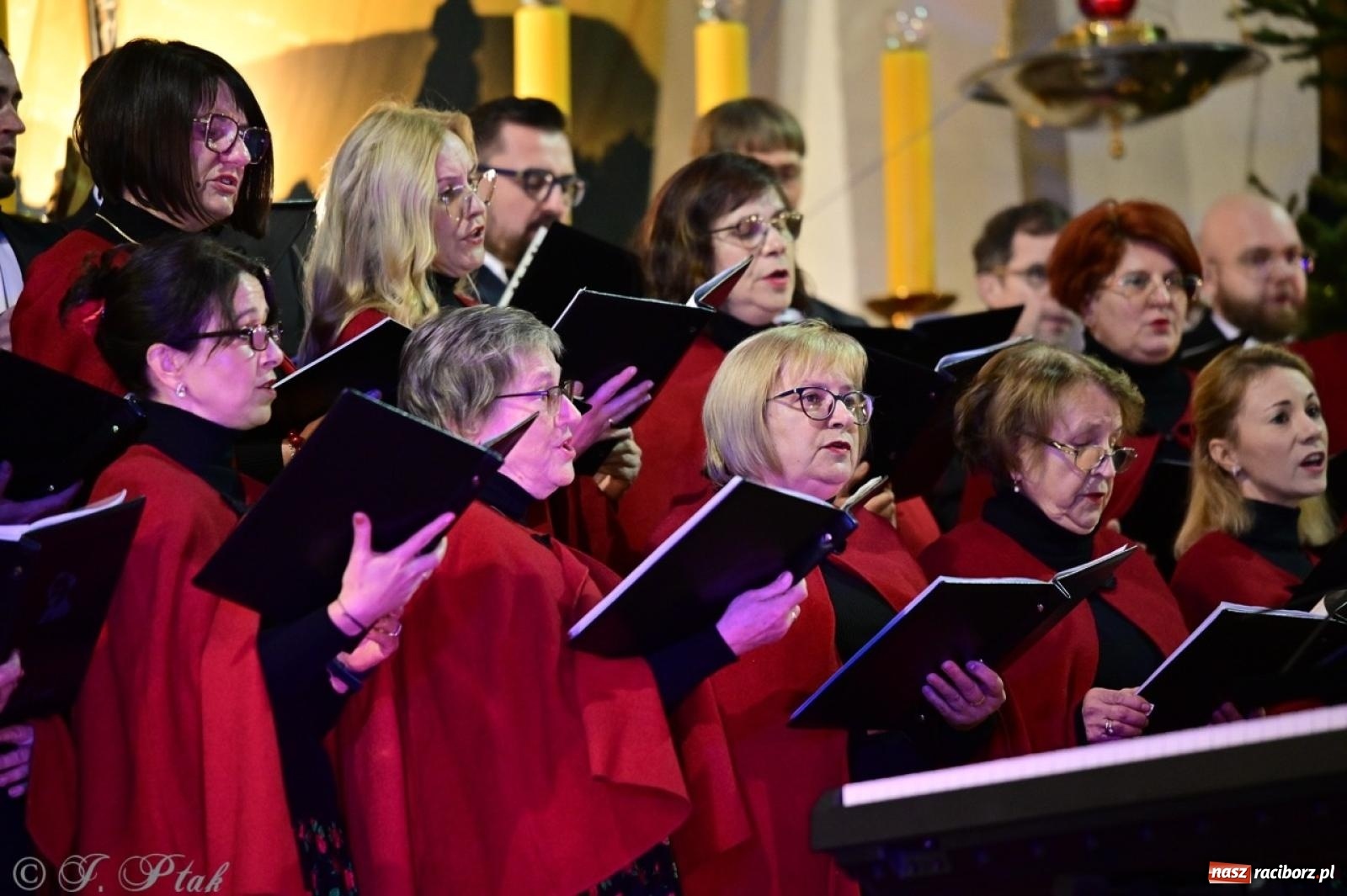 Zdjęcie w galerii na portalu naszraciborz.pl: Wieczór Kolęd i Pastorałek w Raciborzu – przepiękny koncert w okrąglaku w świątecznej atmosferze wiadomości z regionu