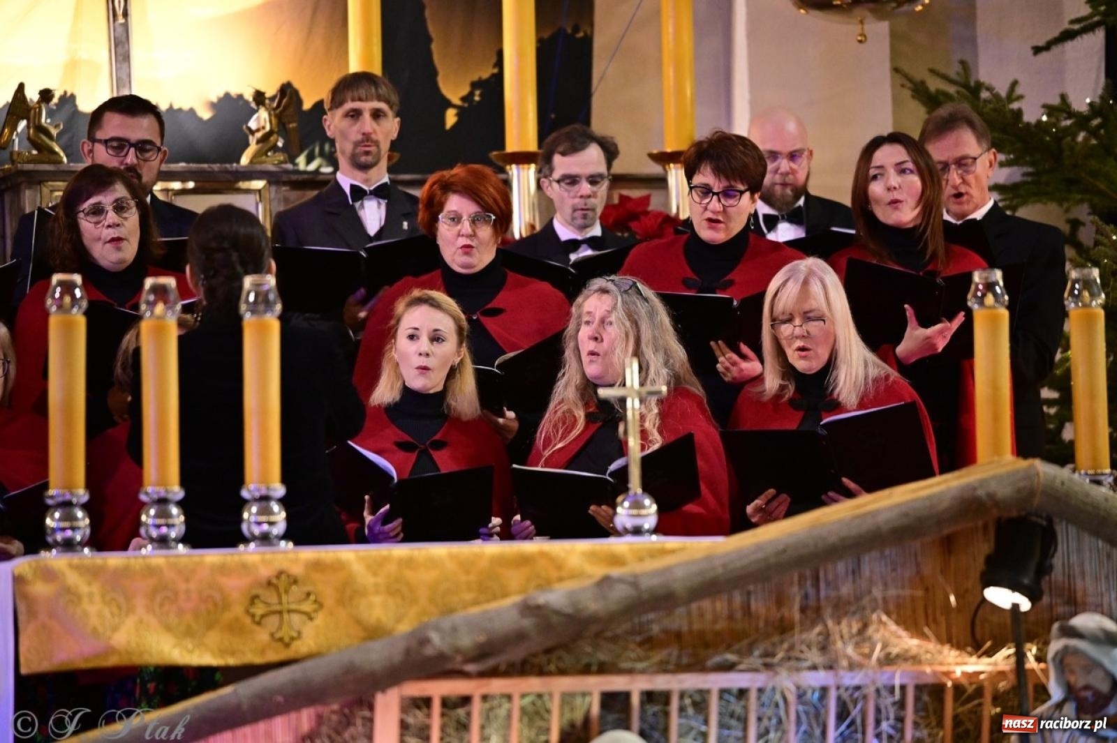 Zdjęcie w galerii na portalu naszraciborz.pl: Wieczór Kolęd i Pastorałek w Raciborzu – przepiękny koncert w okrąglaku w świątecznej atmosferze wiadomości z regionu