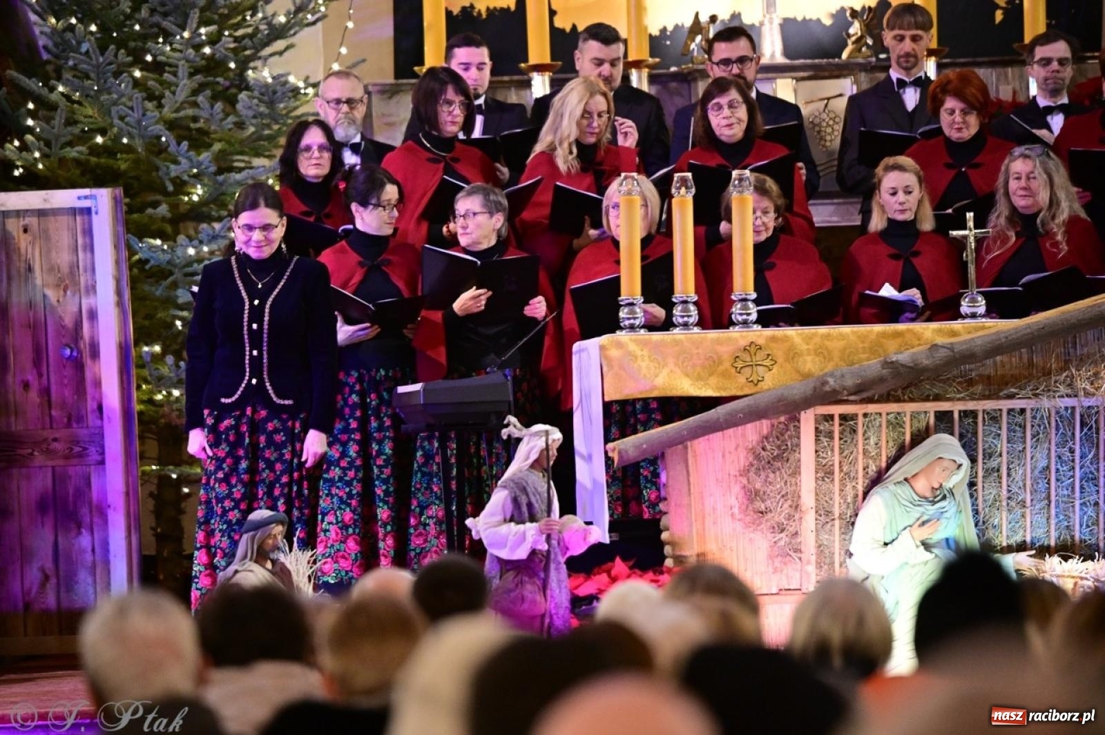 Zdjęcie w galerii na portalu naszraciborz.pl: Wieczór Kolęd i Pastorałek w Raciborzu – przepiękny koncert w okrąglaku w świątecznej atmosferze wiadomości z regionu
