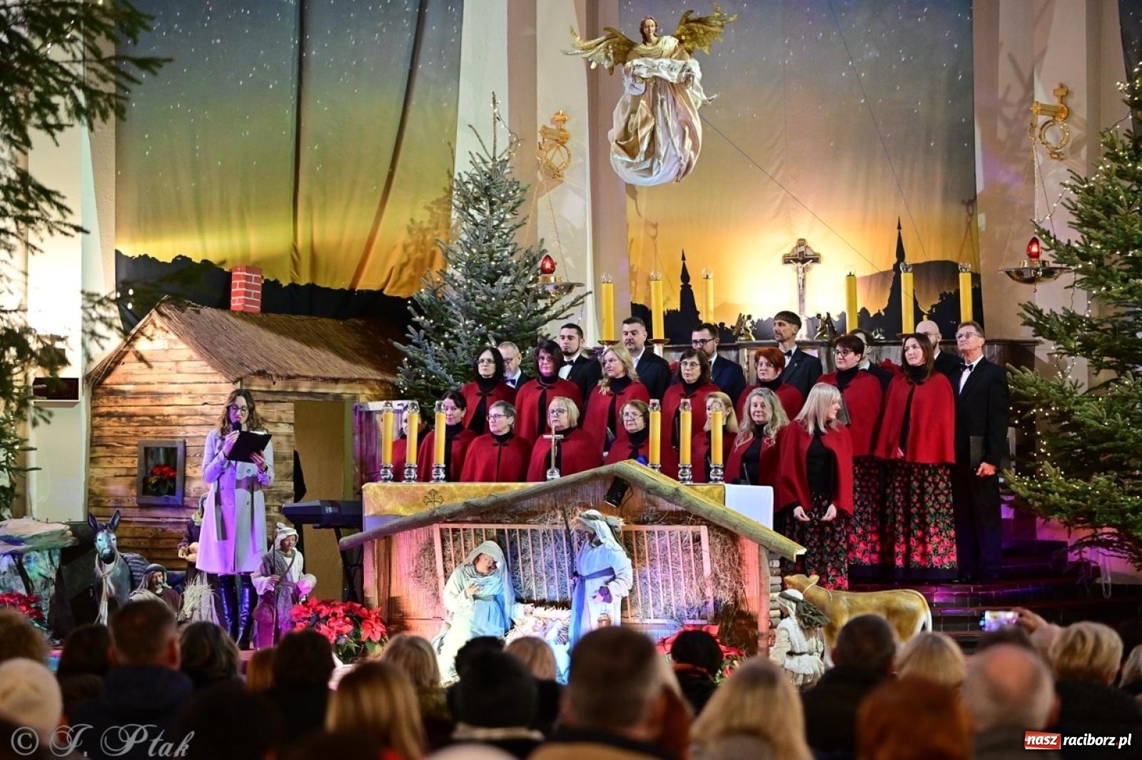 Zdjęcie w galerii na portalu naszraciborz.pl: Wieczór Kolęd i Pastorałek w Raciborzu – przepiękny koncert w okrąglaku w świątecznej atmosferze wiadomości z regionu