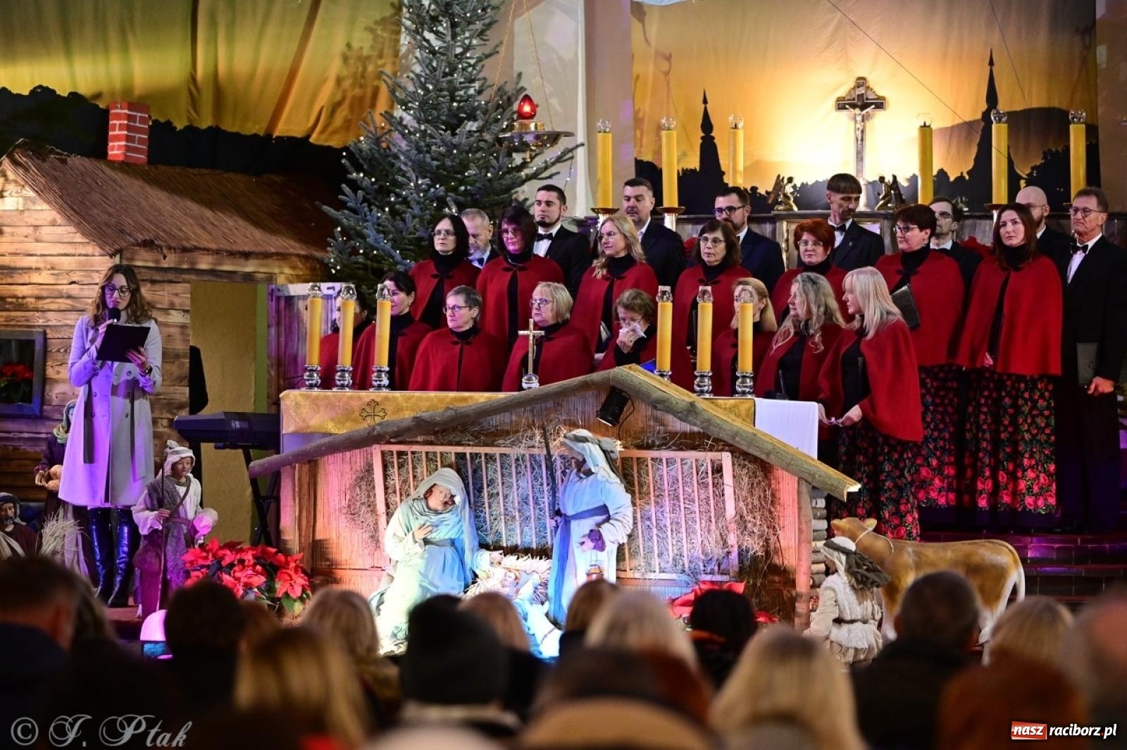 Zdjęcie w galerii na portalu naszraciborz.pl: Wieczór Kolęd i Pastorałek w Raciborzu – przepiękny koncert w okrąglaku w świątecznej atmosferze wiadomości z regionu