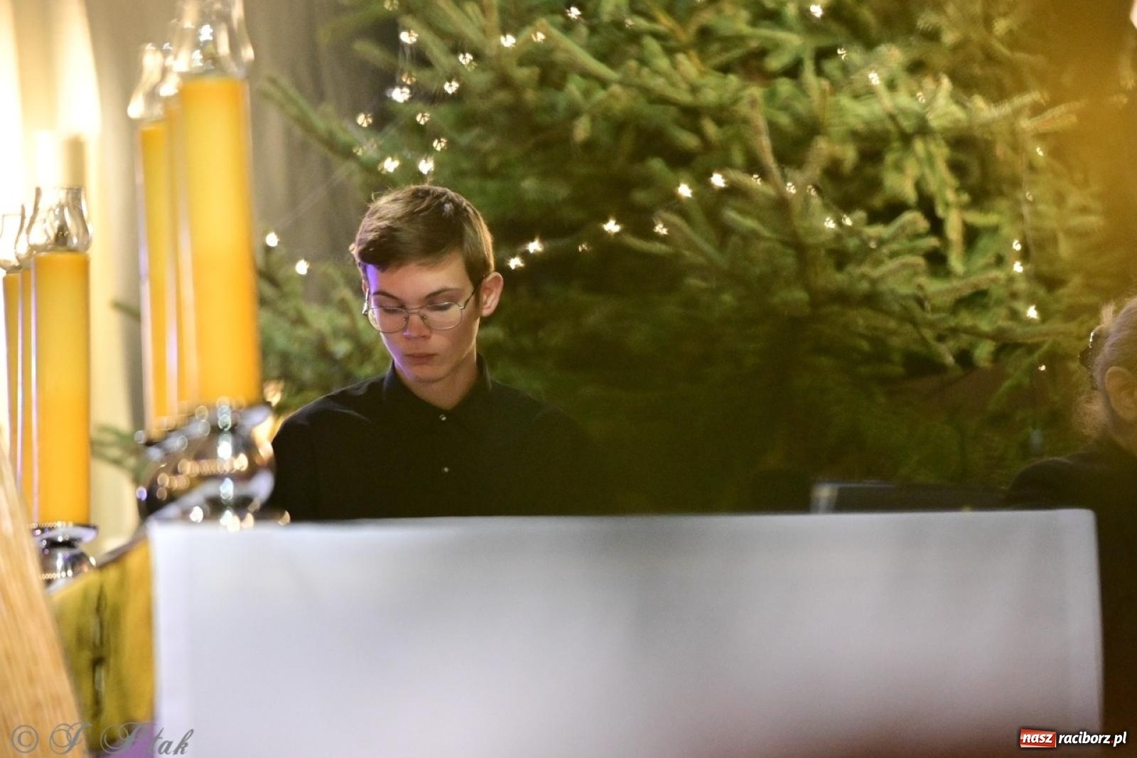 Zdjęcie w galerii na portalu naszraciborz.pl: Wieczór Kolęd i Pastorałek w Raciborzu – przepiękny koncert w okrąglaku w świątecznej atmosferze wiadomości z regionu