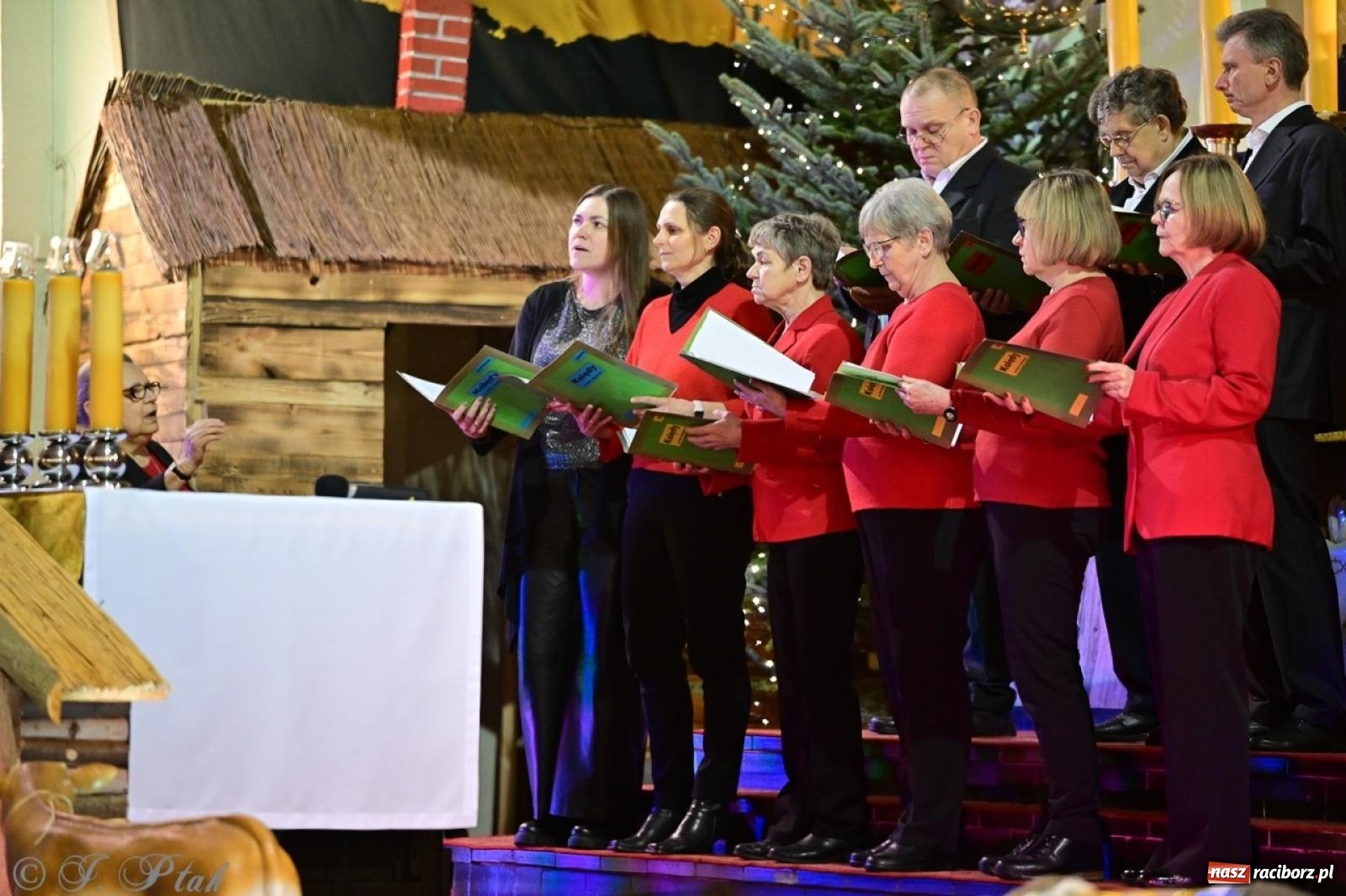 Zdjęcie w galerii na portalu naszraciborz.pl: Wieczór Kolęd i Pastorałek w Raciborzu – przepiękny koncert w okrąglaku w świątecznej atmosferze wiadomości z regionu
